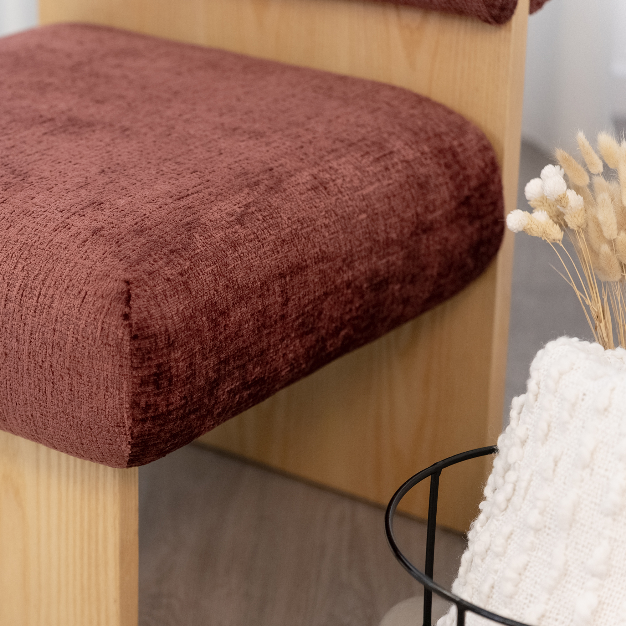 Skandinavischer Sessel Leah Weinrot – Massivholz Birke, gemütlich & nachhaltig Skandinavischer Sessel Leah Weinrot – Massivholz Birke, gemütlich & nachhaltig