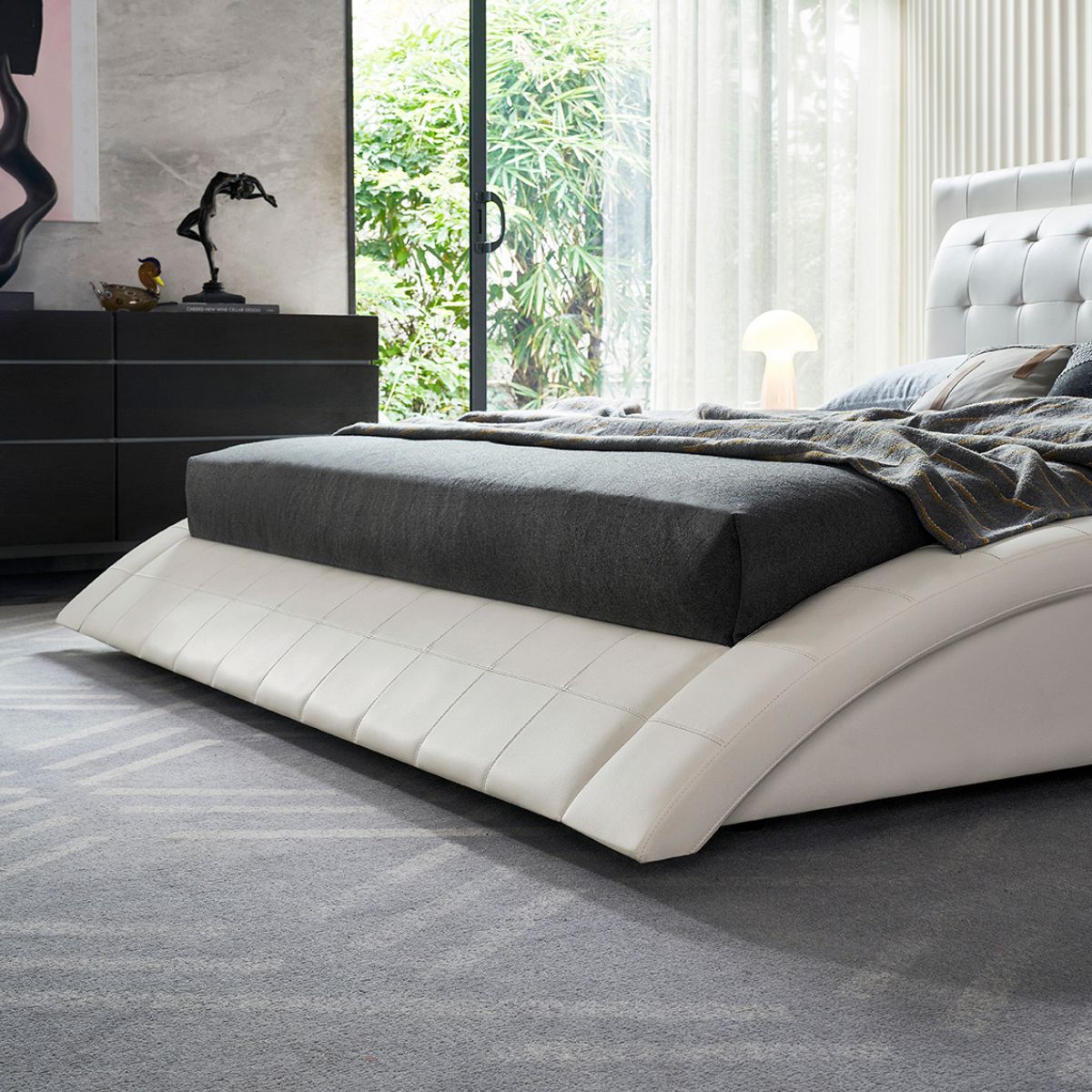 Design Polsterbett St. Tropez in Weiß mit Lederknöpfen Design Upholstered Bed St. Tropez in White with Leather Buttons