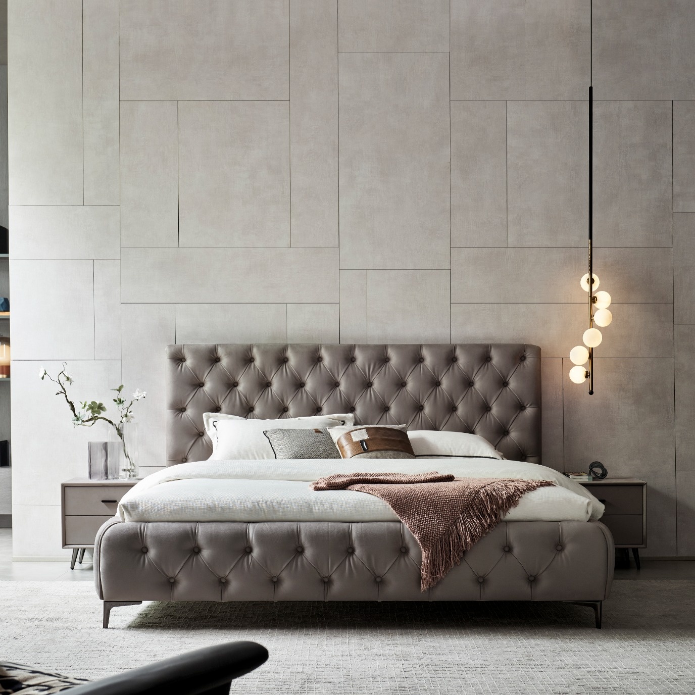 Design Polsterbett Amour in Grau-Beige mit Knöpfen Amour – Design Polsterbett in Grau-Beige mit Knöpfen