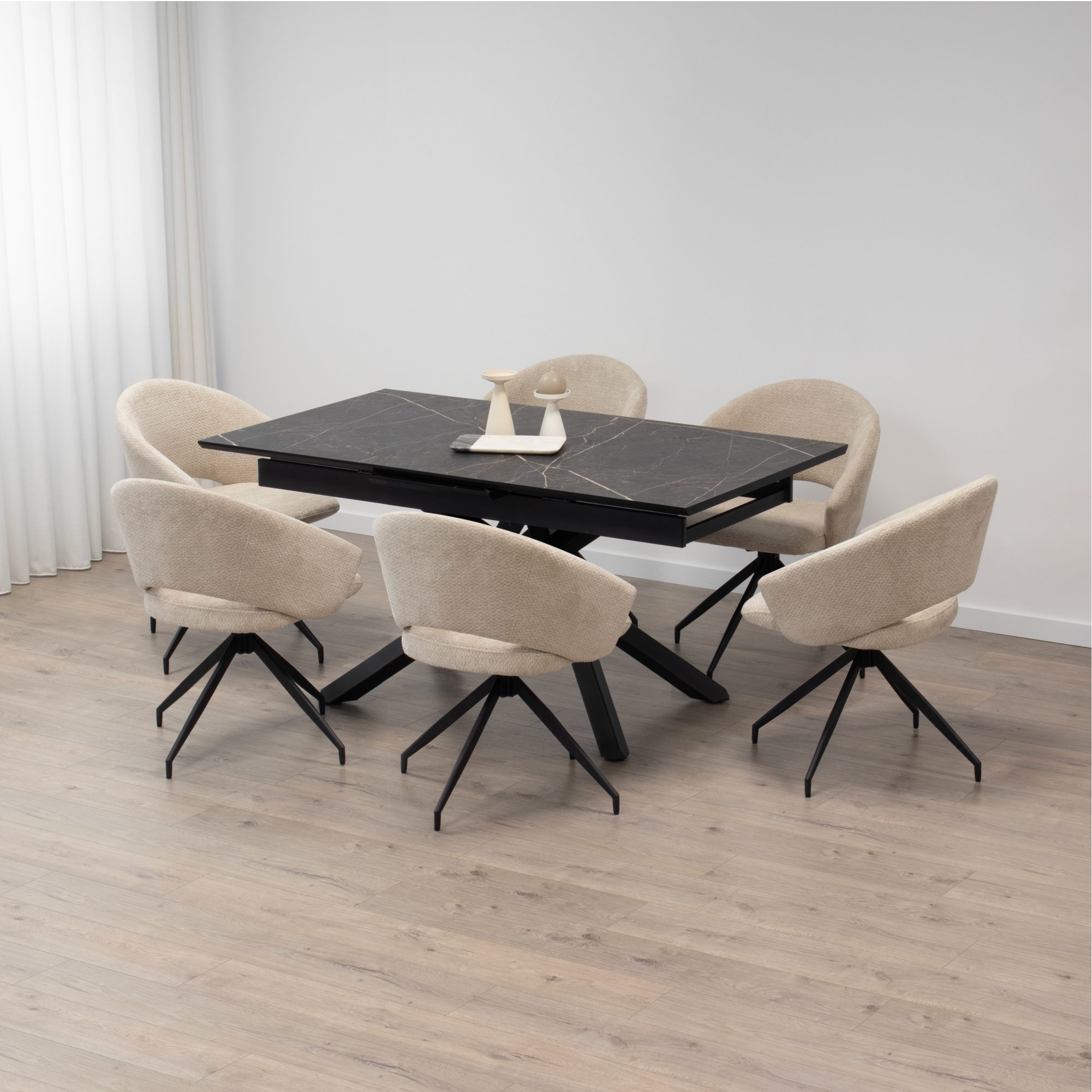 Esszimmer-Set JANE + TAYLOR | Ausziehbarer Tisch in schwarzer Marmoroptik mit 4 oder 6 drehbaren Polsterstühlen in Beige TAYLOR – Set JANE + | Ausziehbarer Tisch in schwarzer Marmoroptik mit 6 oder 8 drehbaren Polsterstühlen in Beige