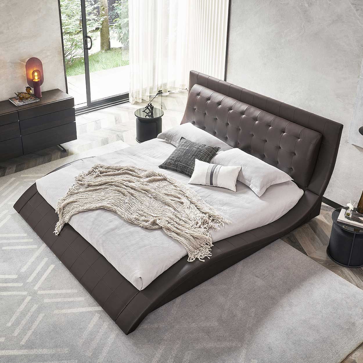 Design Polsterbett St. Tropez in Braun mit Lederknöpfen Doppelbett – Design Polsterbett St. Tropez in Braun mit Lederknöpfen