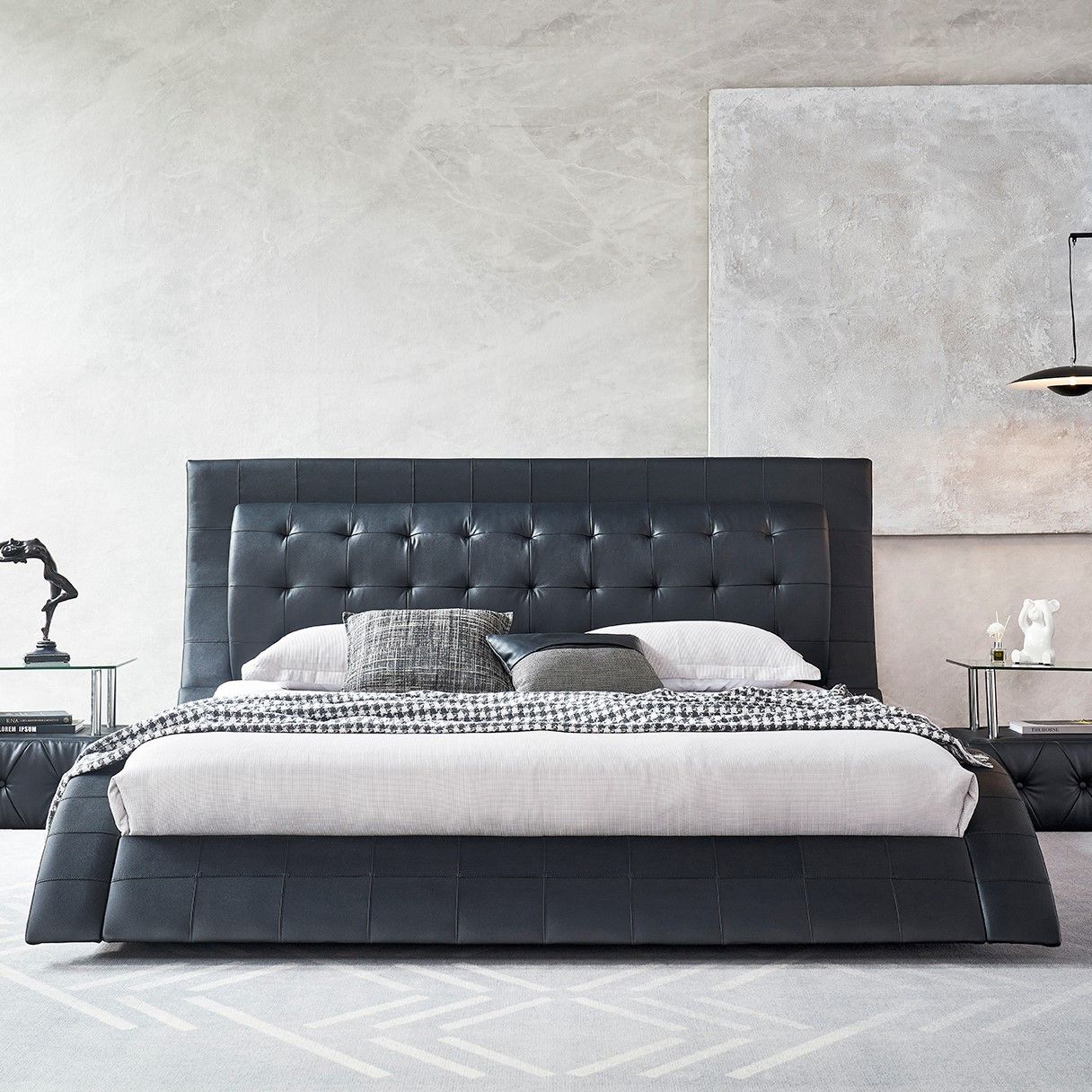 Design Polsterbett St. Tropez in Schwarz mit Lederknöpfen Design Polsterbett St. Tropez in Schwarz mit Lederknöpfen