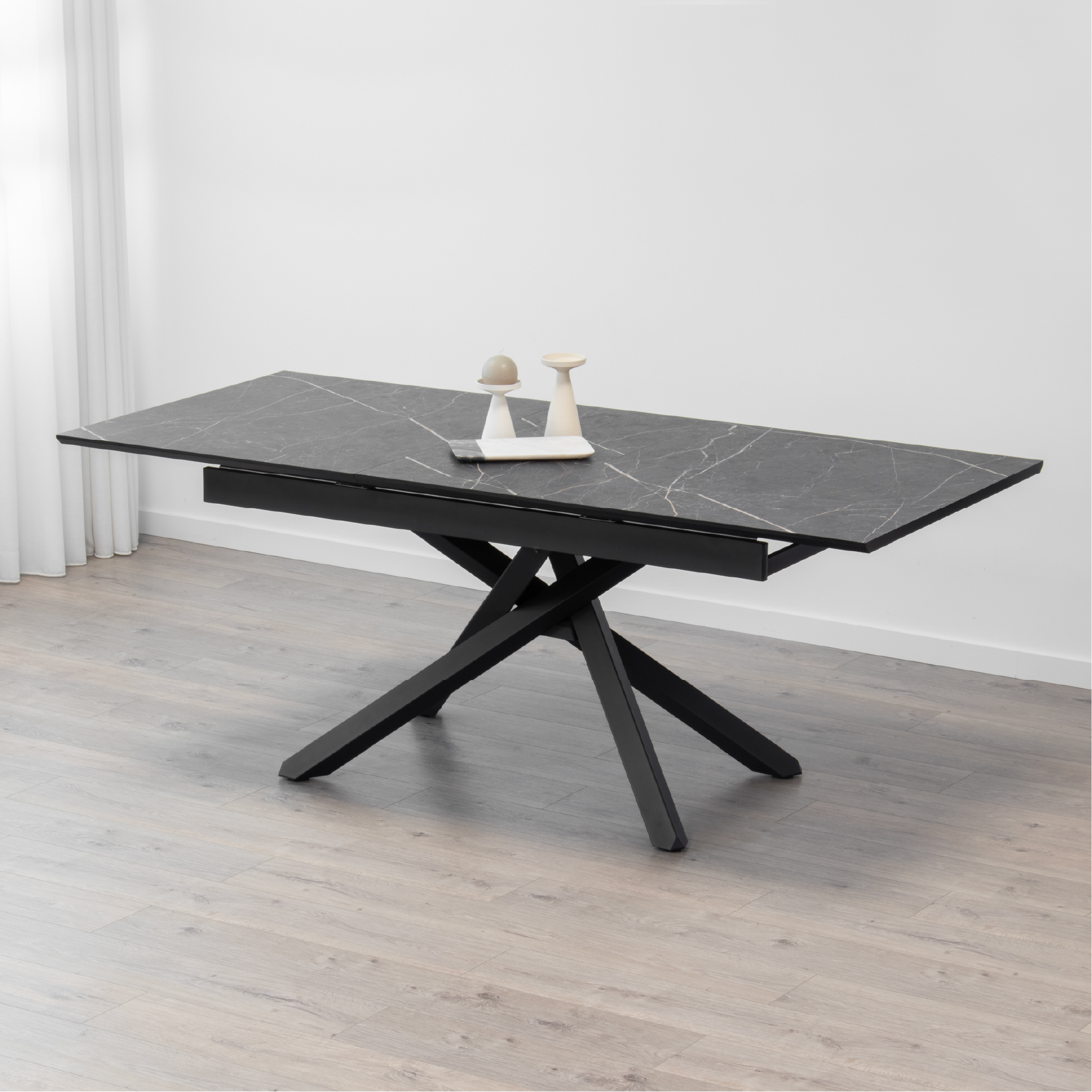 TAYLOR – Ausziehbarer Esstisch und Küchentisch mit 2,5 cm Melamin-Tischplatte in Marmoroptik und schwarzem Metallgestell