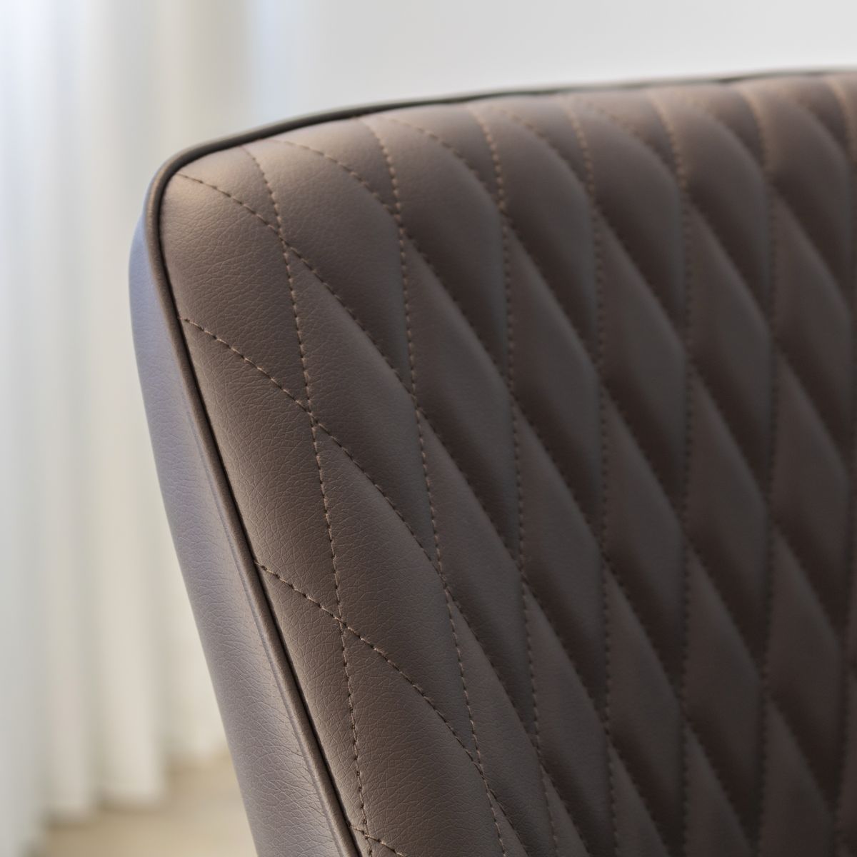 Esszimmerstuhl Wohnzimmerstuhl Watson Braun aus Textilleder Esszimmerstuhl Wohnzimmerstuhl Watson Braun aus Textilleder