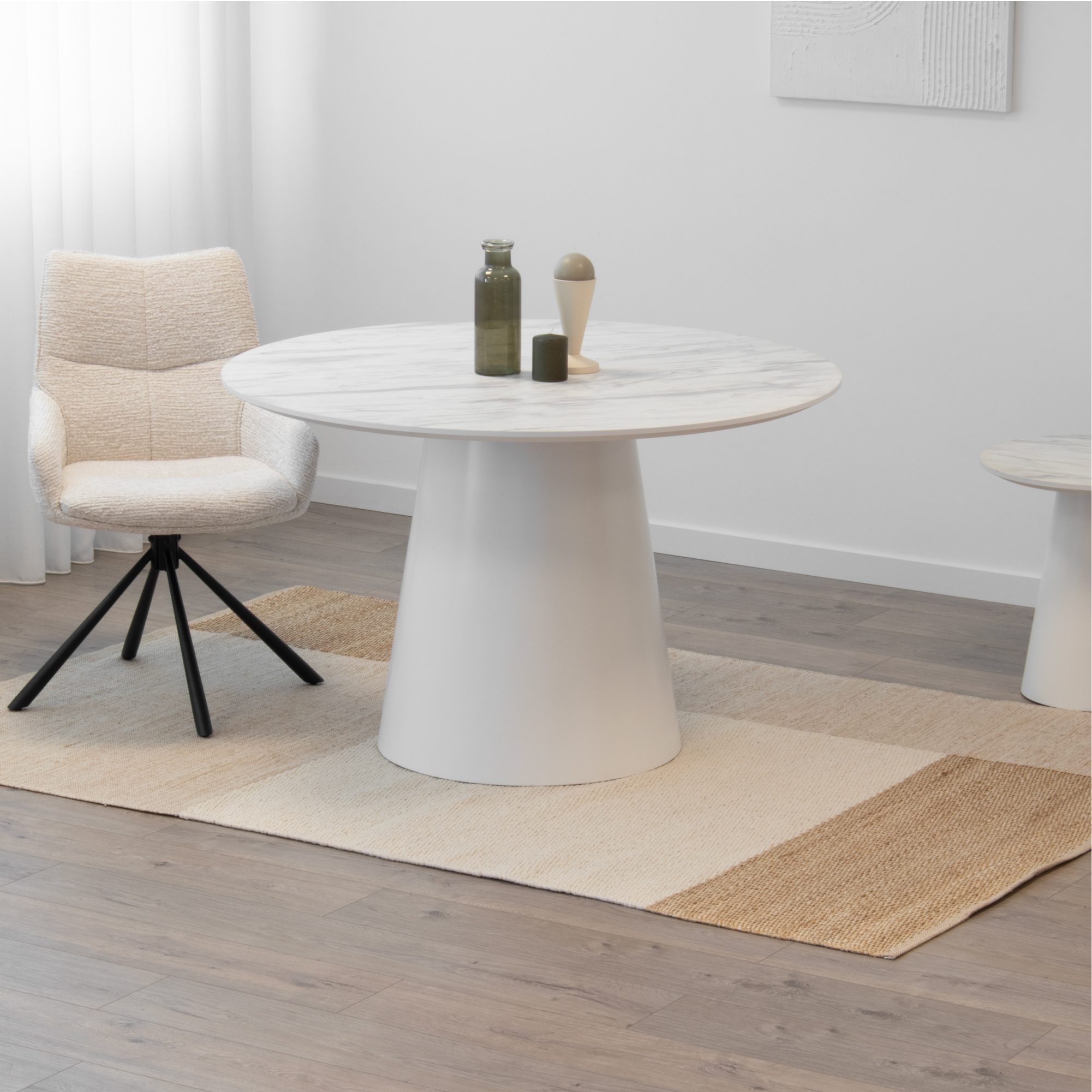 Esstisch SYLVIA | Tischplatte aus Melamin mit stabiler Struktur aus Holzverbundmaterial