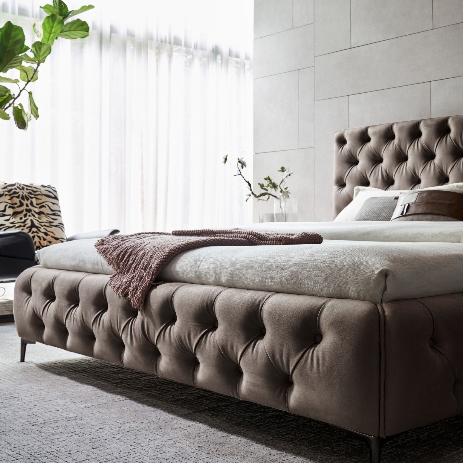 Design Polsterbett Amour in Grau-Beige mit Knöpfen