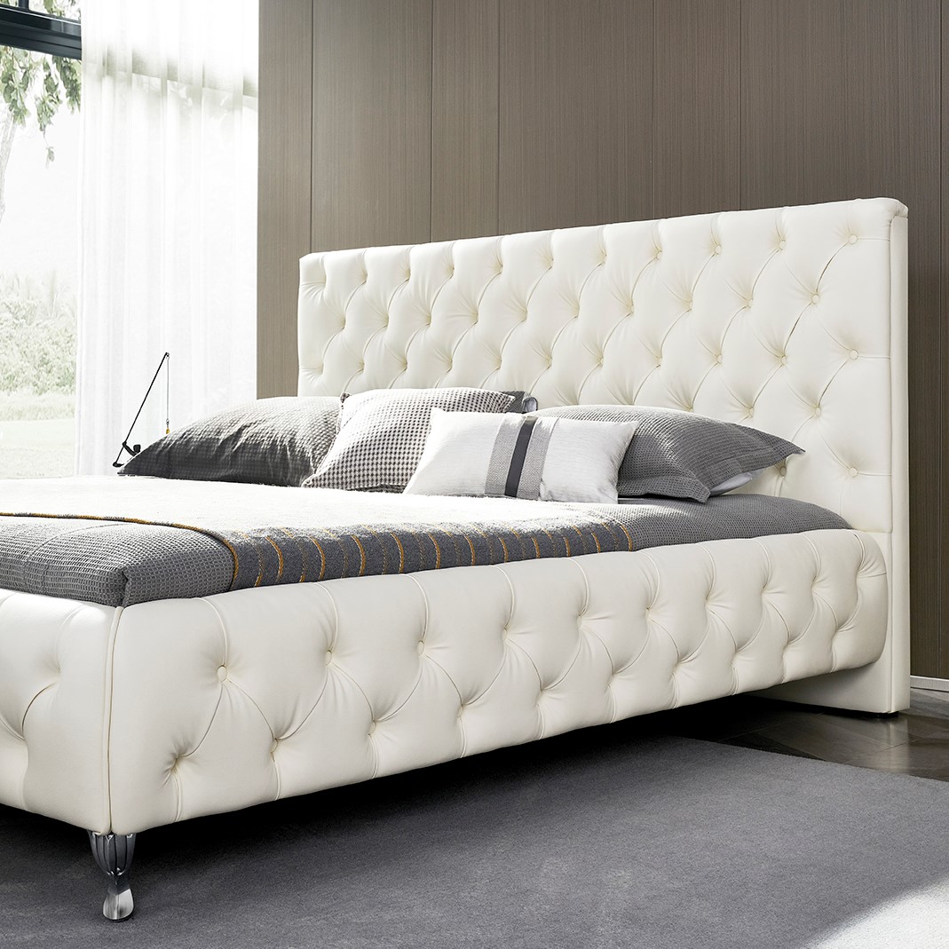 Polsterbett Amour 140x200 cm Weiß mit Lederknöpfen Amour – Design Upholstered Bed in White with Leather Buttons