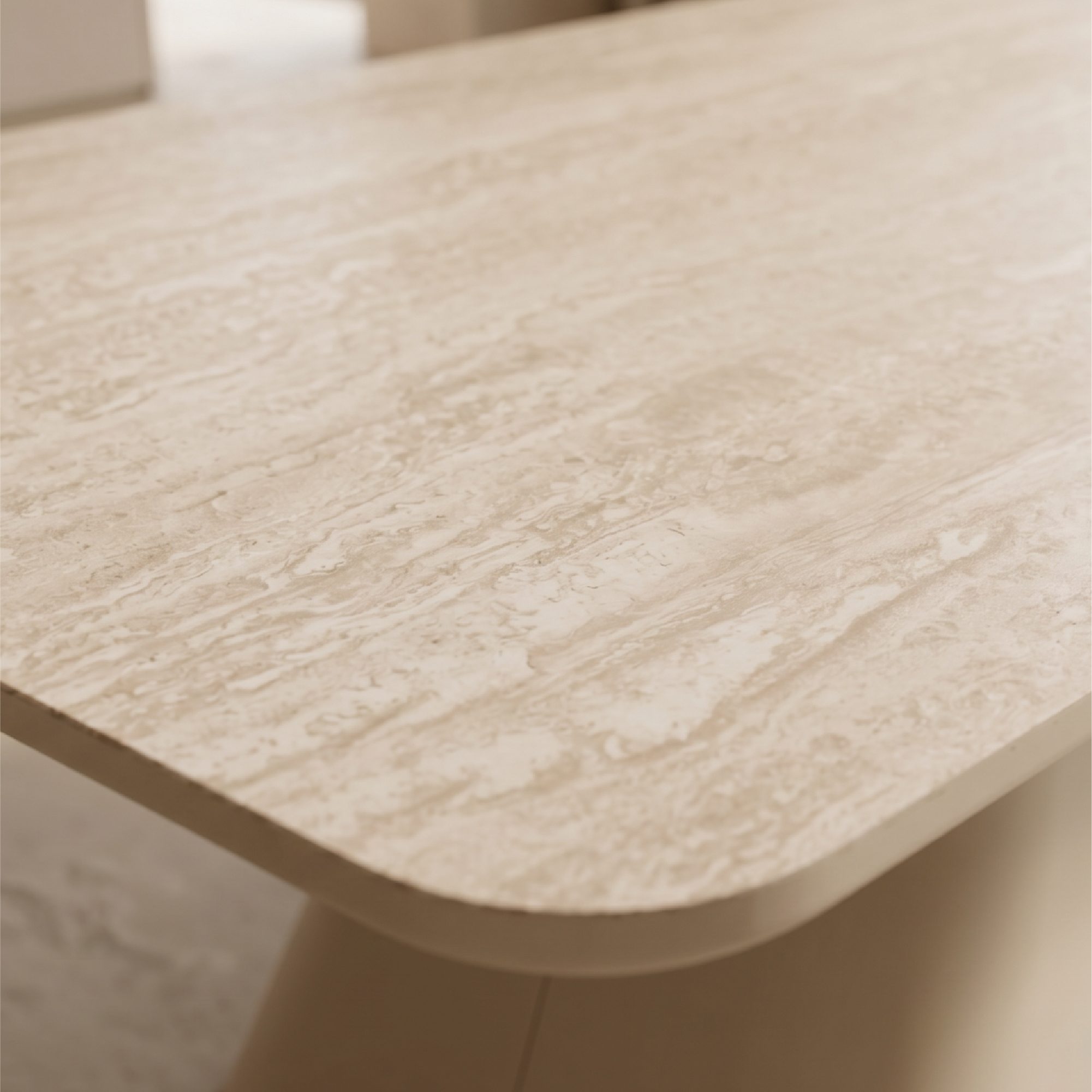 Rilke – Couchtisch mit Tischplatte in Steinoptik und Metallgestell in Beige