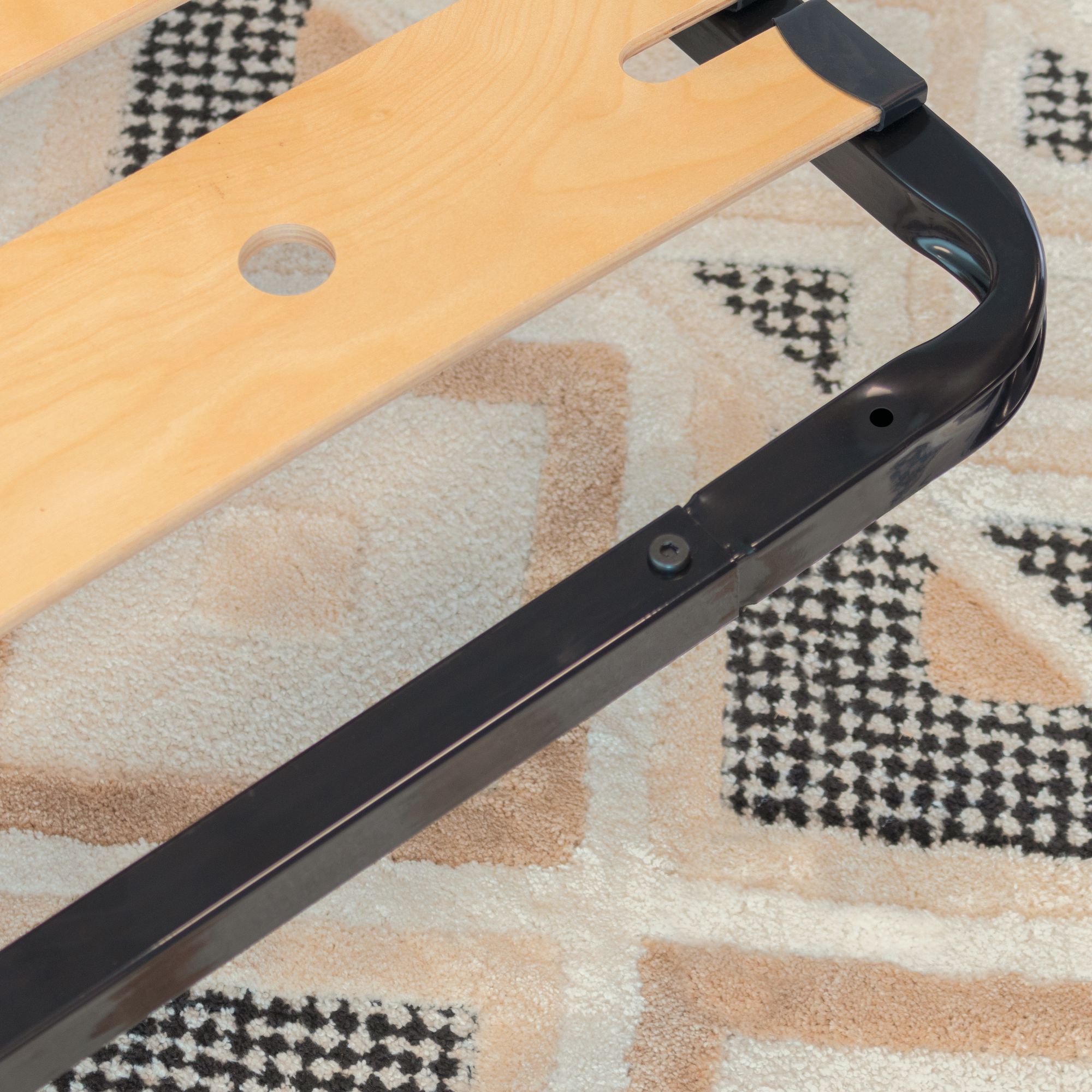 Lattenrost AUSTEN mit Holzlamellen – Stabiler Metallrahmen in Schwarz Lattenrost AUSTEN mit Holzlamellen – Stabiler Metallrahmen in Schwarz 90x200