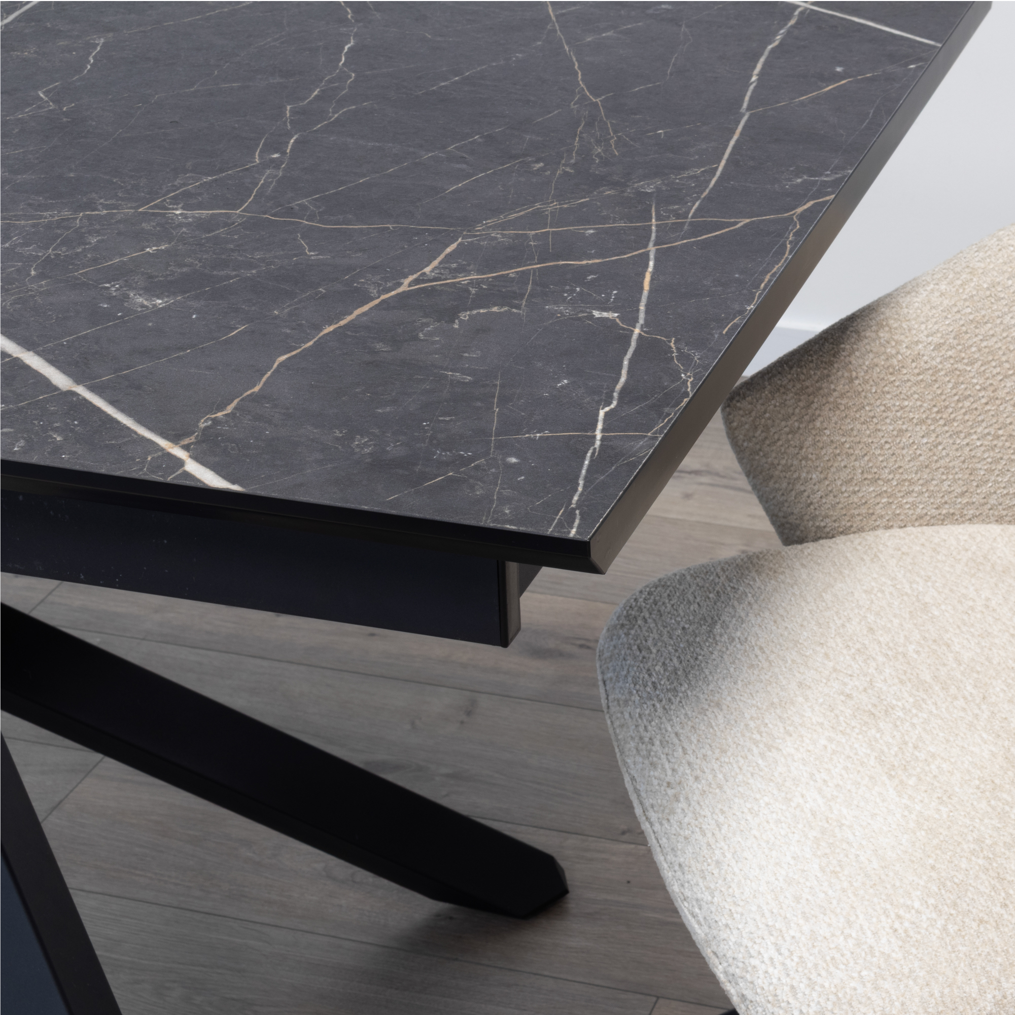 TAYLOR – Ausziehbarer Esstisch und Küchentisch mit 2,5 cm Melamin-Tischplatte in Marmoroptik und schwarzem Metallgestell