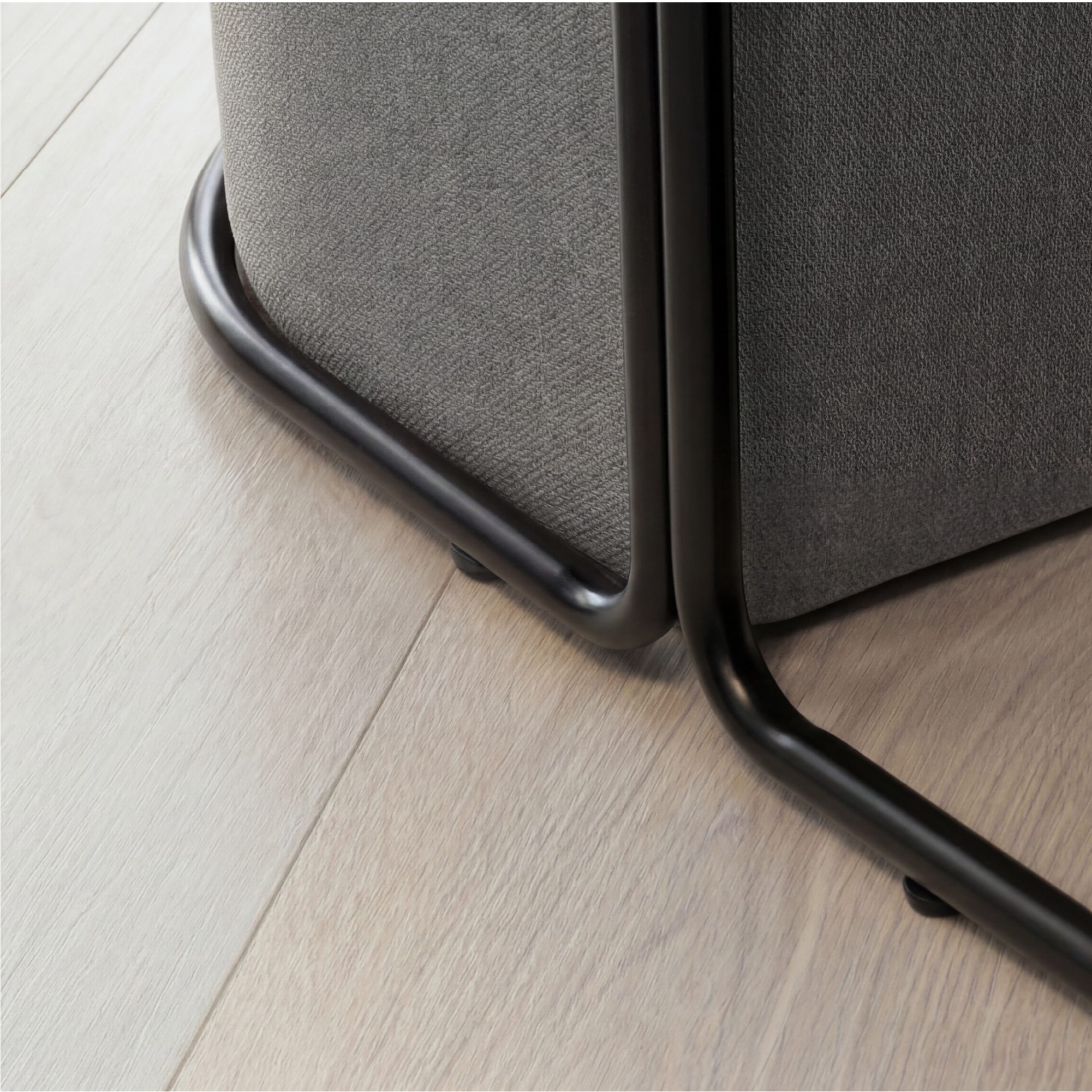 Couchtisch DUNCAN mit 2 Sitzmodulen | Tischplatte in schwarzer Holzoptik und Metallgestell