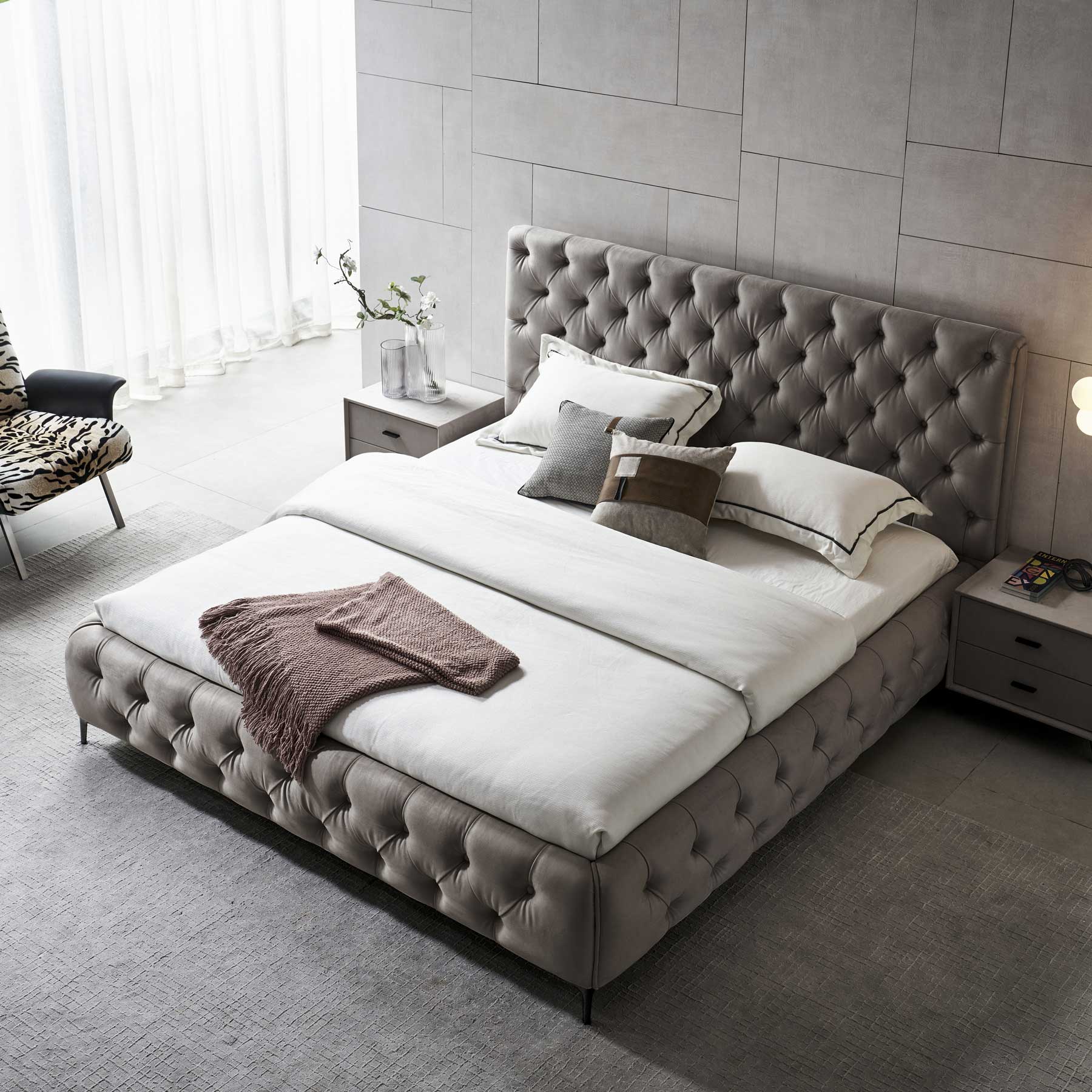 Design Polsterbett Amour in Grau-Beige mit Knöpfen Amour – Design Polsterbett in Grau-Beige mit Knöpfen