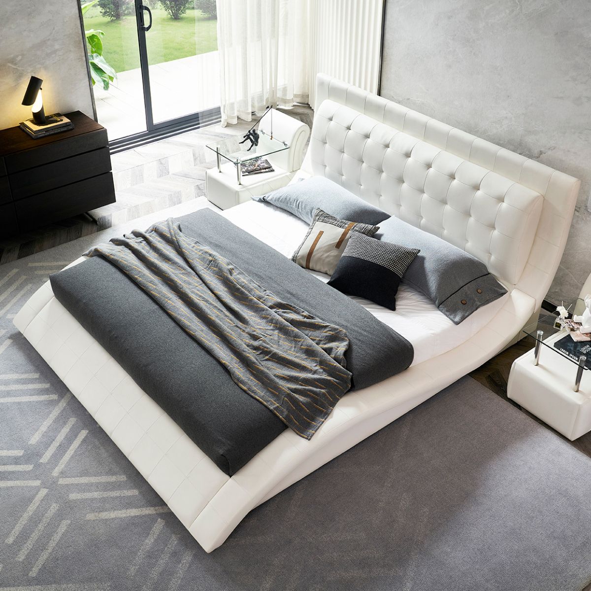 Design Polsterbett St. Tropez in Weiß mit Lederknöpfen Doppelbett – Design Polsterbett St. Tropez in Weiß mit Lederknöpfen