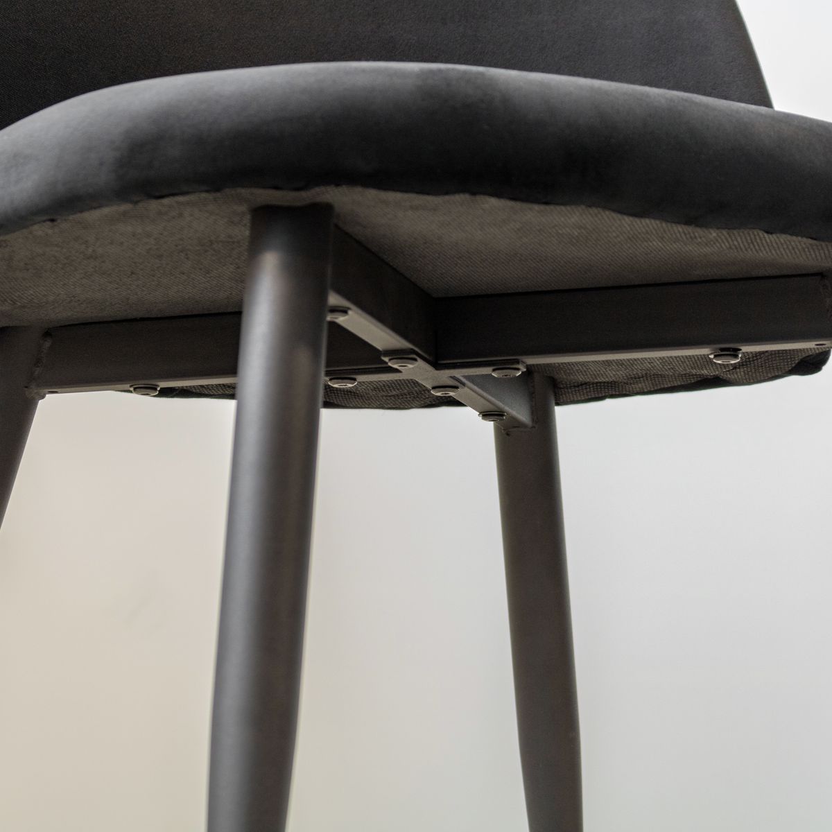 Esszimmerstuhl Wohnzimmerstuhl Bellamy Schwarz-Gold aus Samt Velour Esszimmerstuhl Wohnzimmerstuhl Bellamy Schwarz-Gold aus Samt Velour