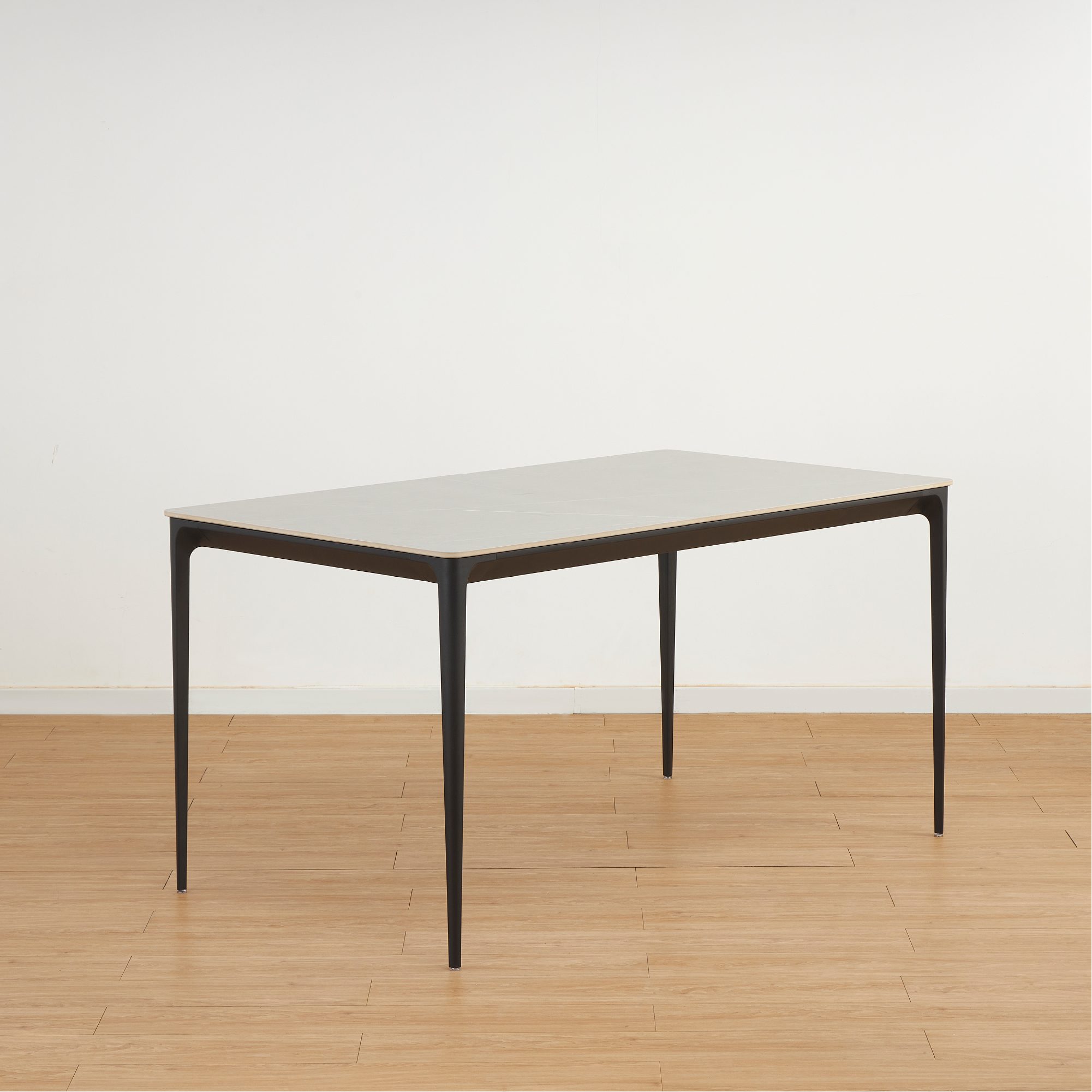 Esstisch RUTH aus gesinterter Keramik in Steinoptik und schwarzes Aluminiumgestell