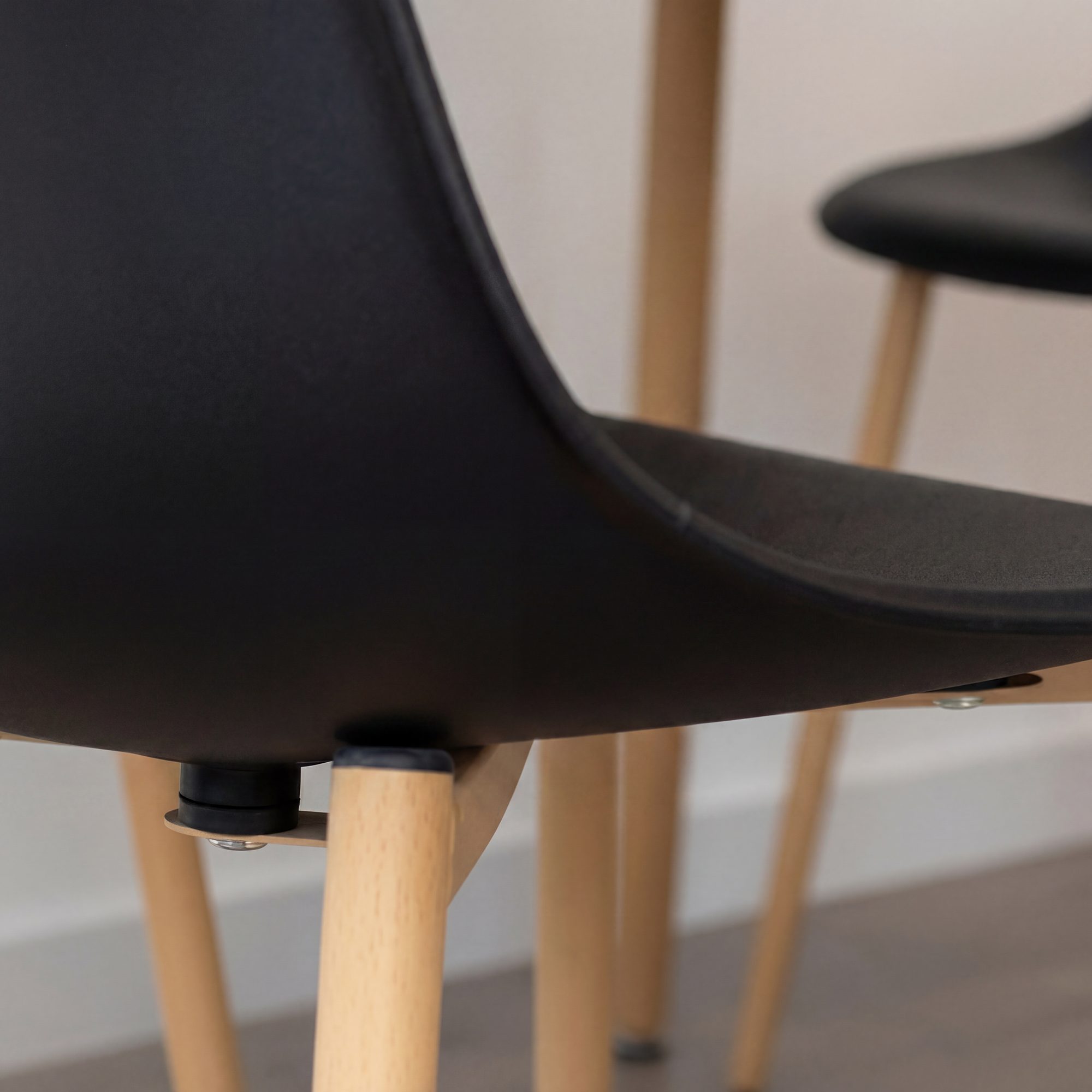 Esszimmerstuhl Hemans Schwarz (4er-Set): Hochlehner mit eleganter Holzoptik und robusten Metallbeinen