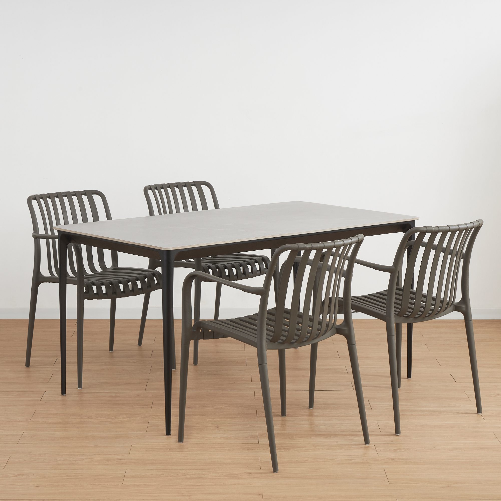 Esstisch RUTH aus gesinterter Keramik in Steinoptik und schwarzes Aluminiumgestell Esstisch RUTH aus gesinterter Keramik in Steinoptik und schwarzes Aluminiumgestell