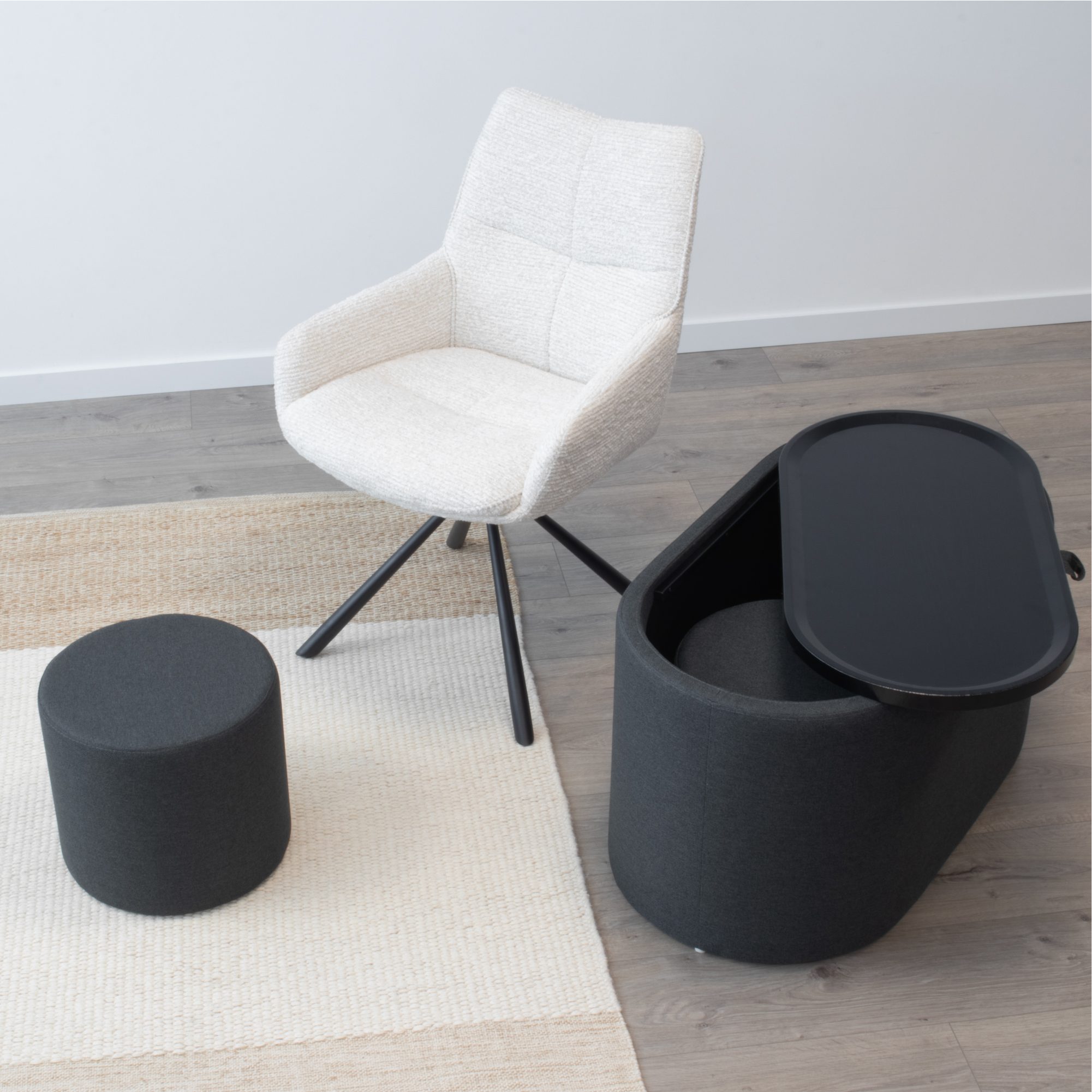 Couchtisch GIGLIO mit 2 Sitzmodulen | Schwarze Tischplatte und gepolsterte Struktur