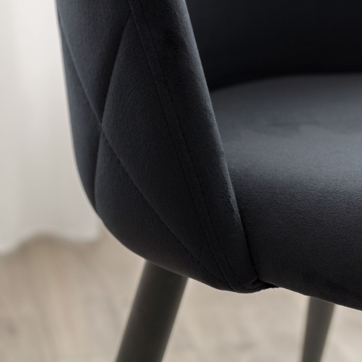 Esszimmerstuhl Wohnzimmerstuhl Bellamy Schwarz-Gold aus Samt Velour