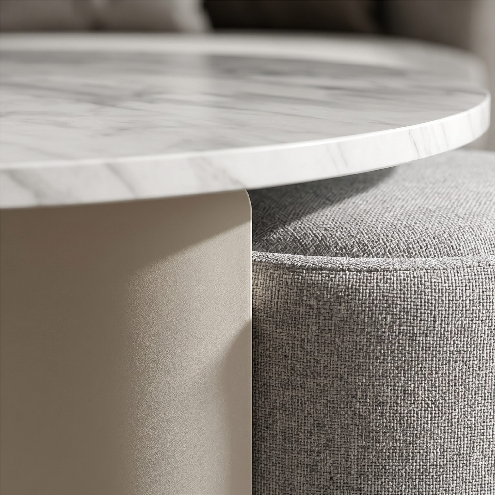 Meera – Couchtisch in Marmoroptik mit 2 Hockern in Grau