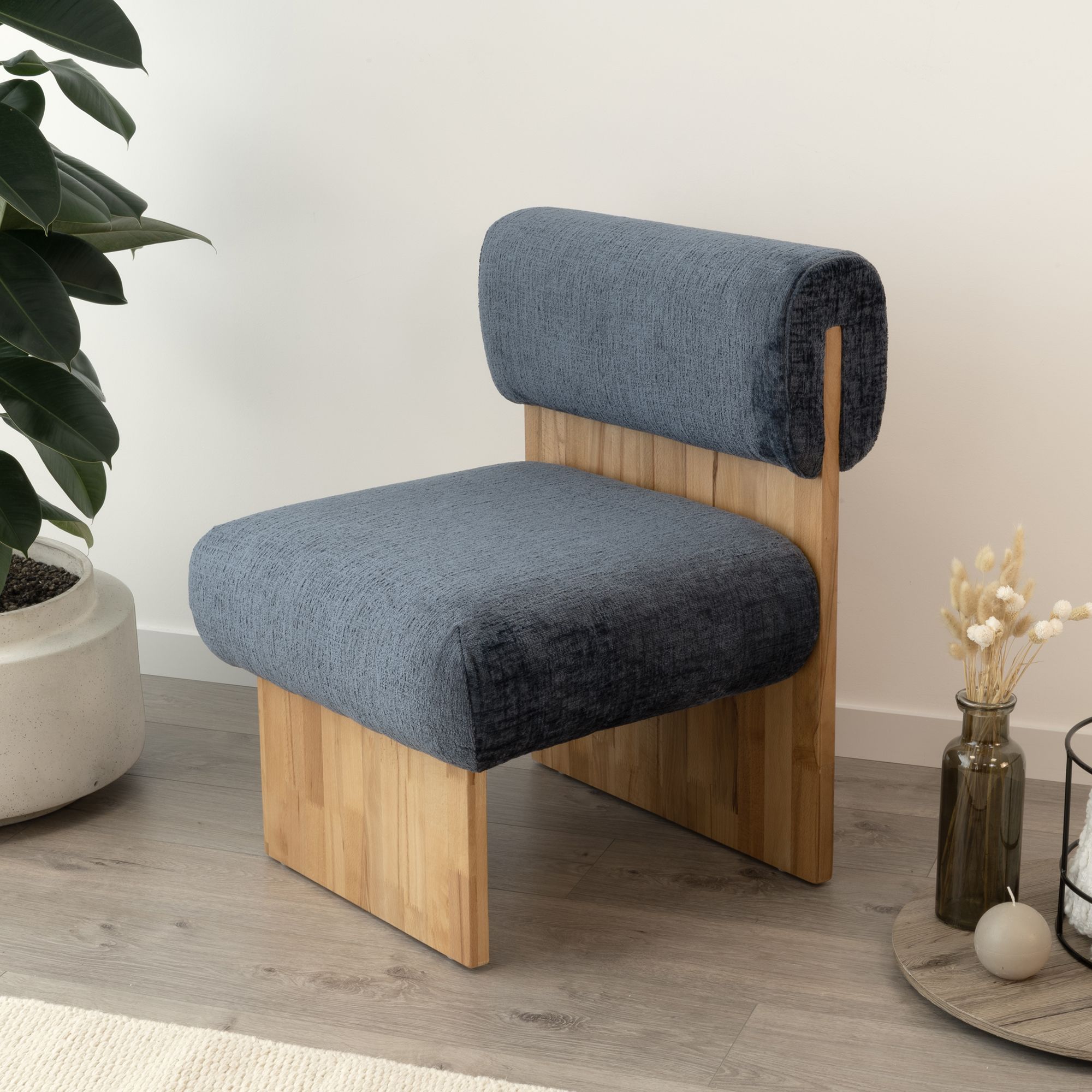 Skandinavischer Sessel Leah Stahlblau – Massivholz Birke, gemütlich & nachhaltig