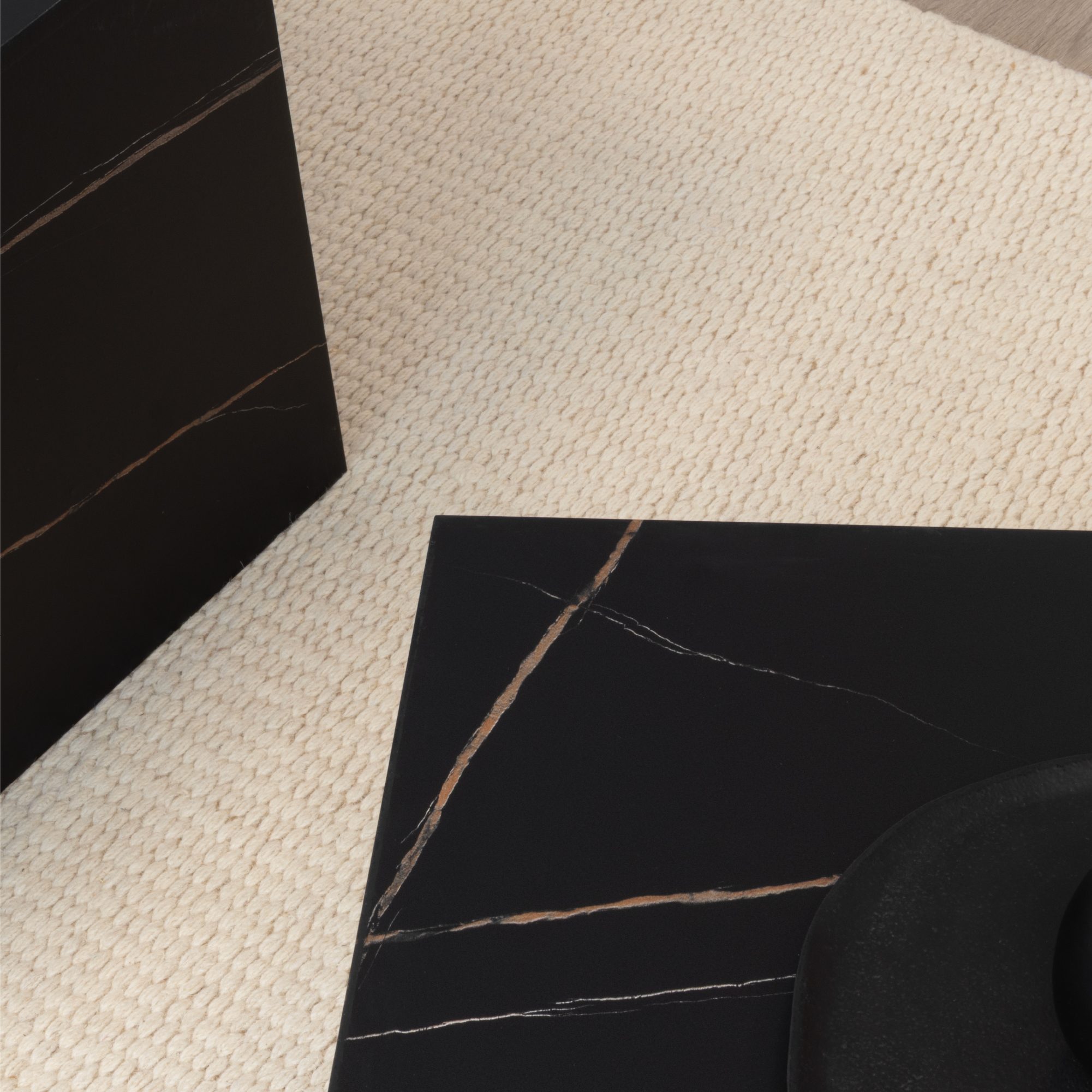 Couchtische / Beistelltisch TANEDA in Schwarz mit dekorativer Maserung - 2er Set