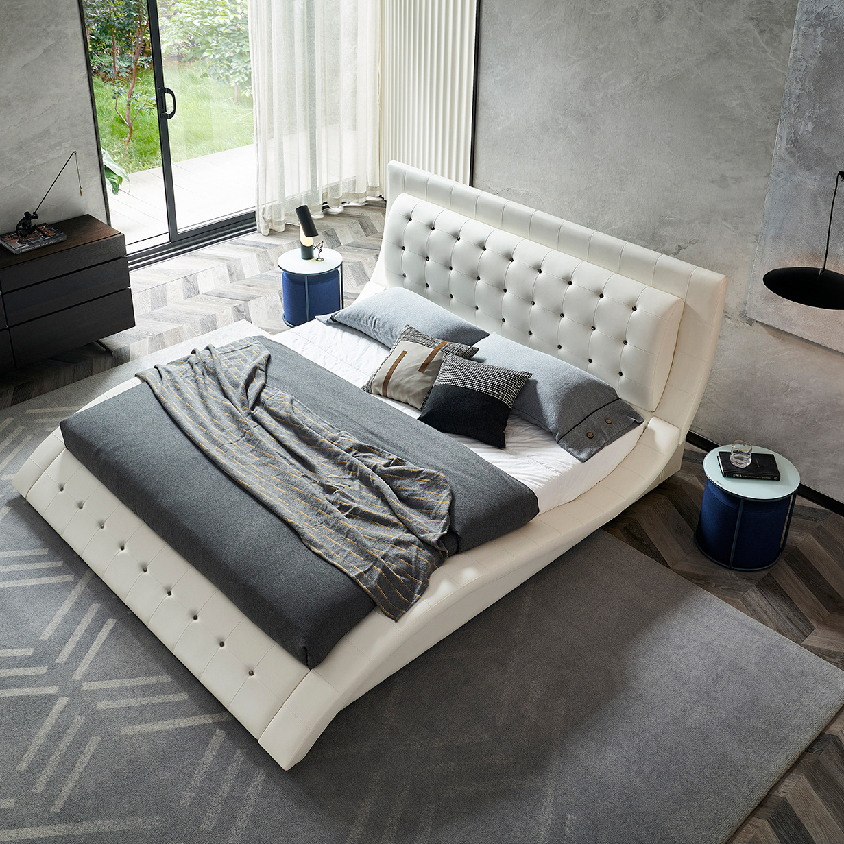 St. Tropez 180x200 Weiss MIT DIAMOND - 1.jpg Doppelbett – Design Polsterbett St. Tropez in Weiß mit Kristallen