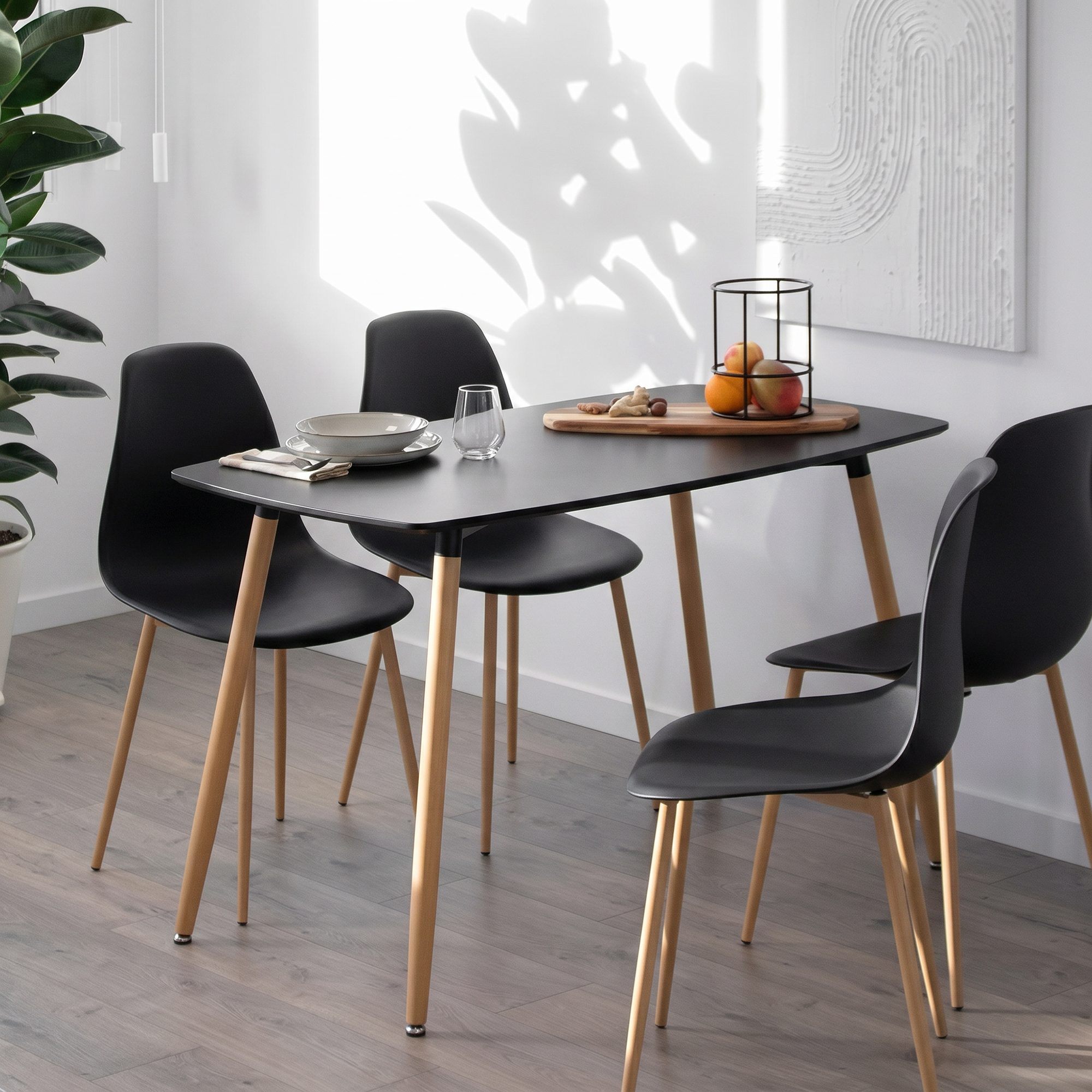 Esstisch Felicia Schwarz mit Metallbeine in Holzoptik, rutschfeste Füße, leichter Aufbau