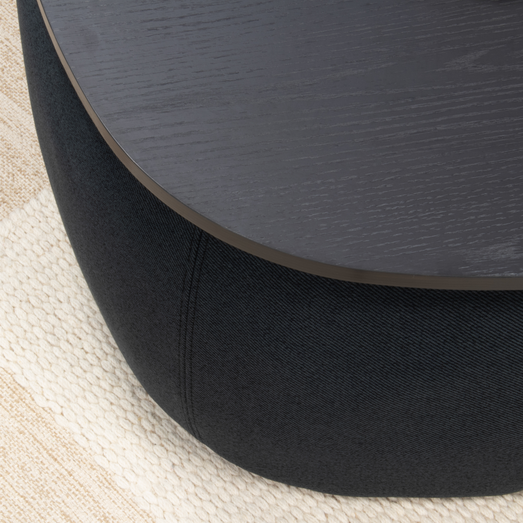 Nisami – 2er-Set Couchtische – flexibel kombinierbare Satztische mit schwarzem Stoffbezug und Holzdekor in Schwarz