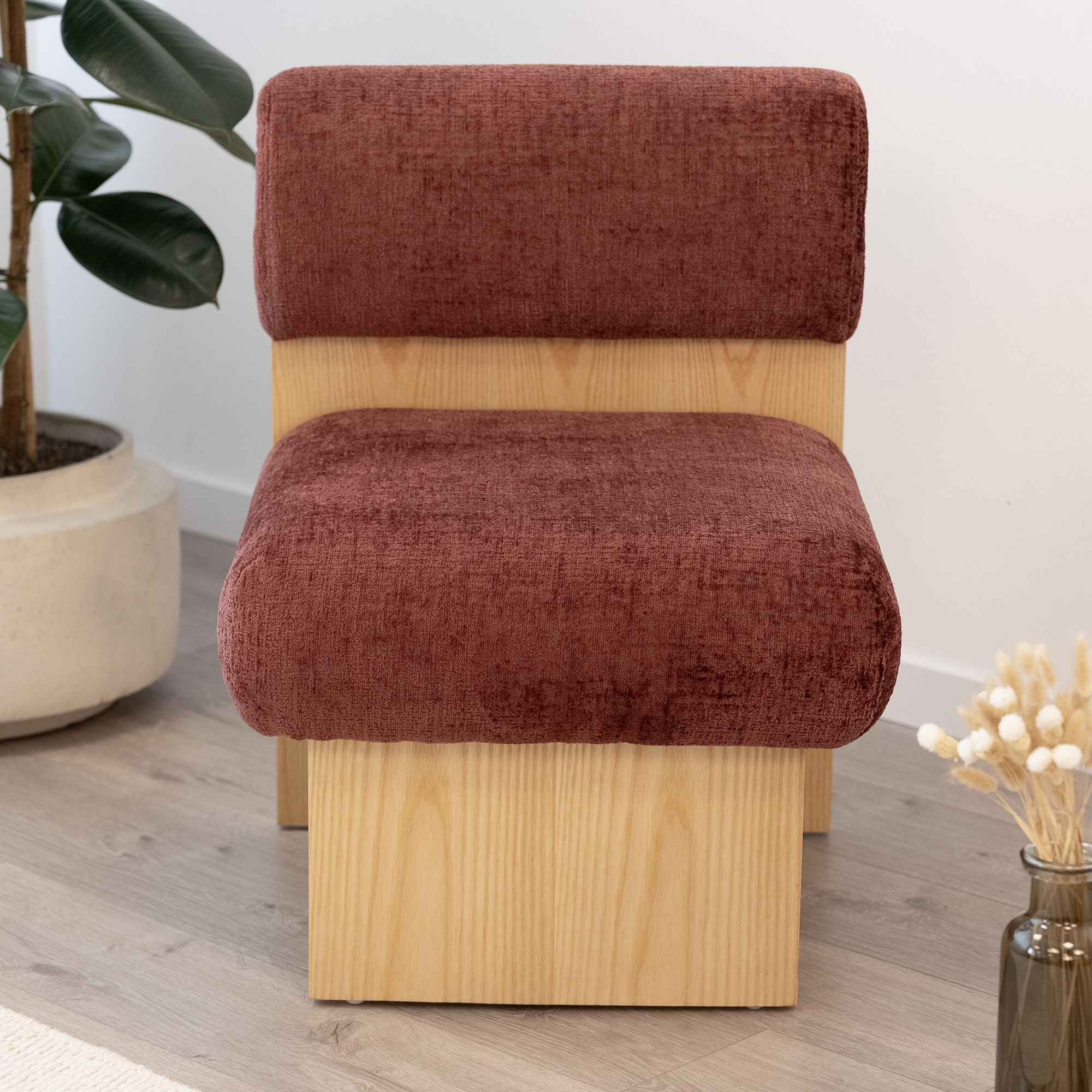 Skandinavischer Sessel Leah Weinrot – Massivholz Birke, gemütlich & nachhaltig Skandinavischer Sessel Leah Weinrot – Massivholz Birke, gemütlich & nachhaltig