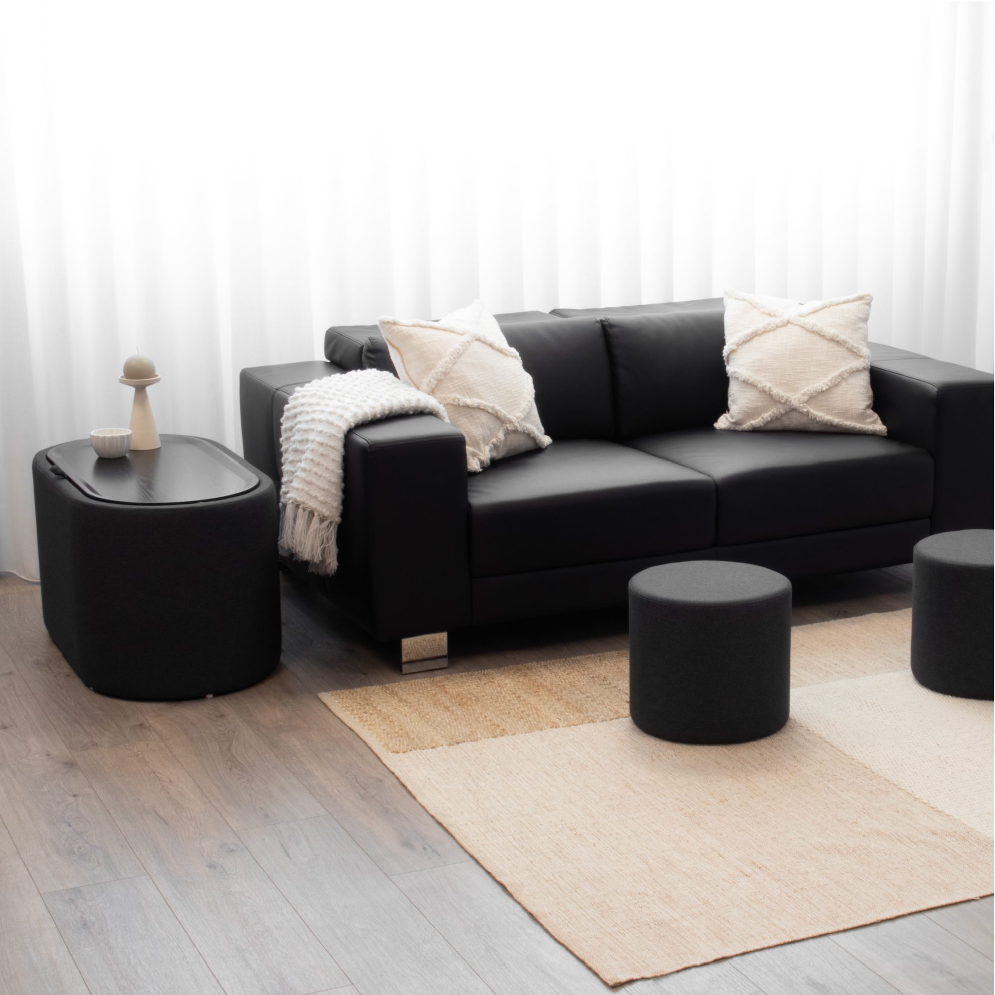 Couchtisch GIGLIO mit 2 Sitzmodulen | Schwarze Tischplatte und gepolsterte Struktur