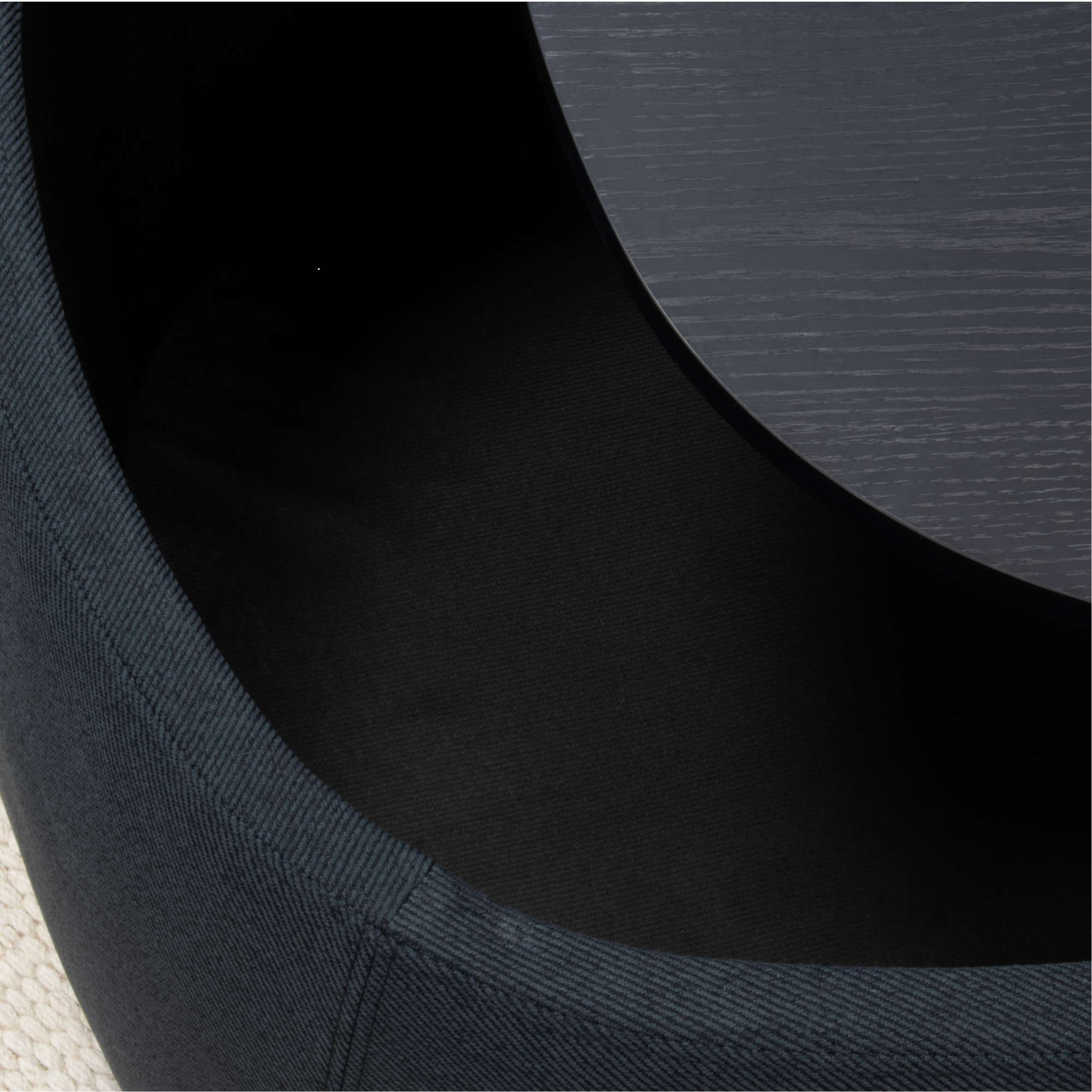 Nisami – 2er-Set Couchtische – flexibel kombinierbare Satztische mit schwarzem Stoffbezug und Holzdekor in Schwarz