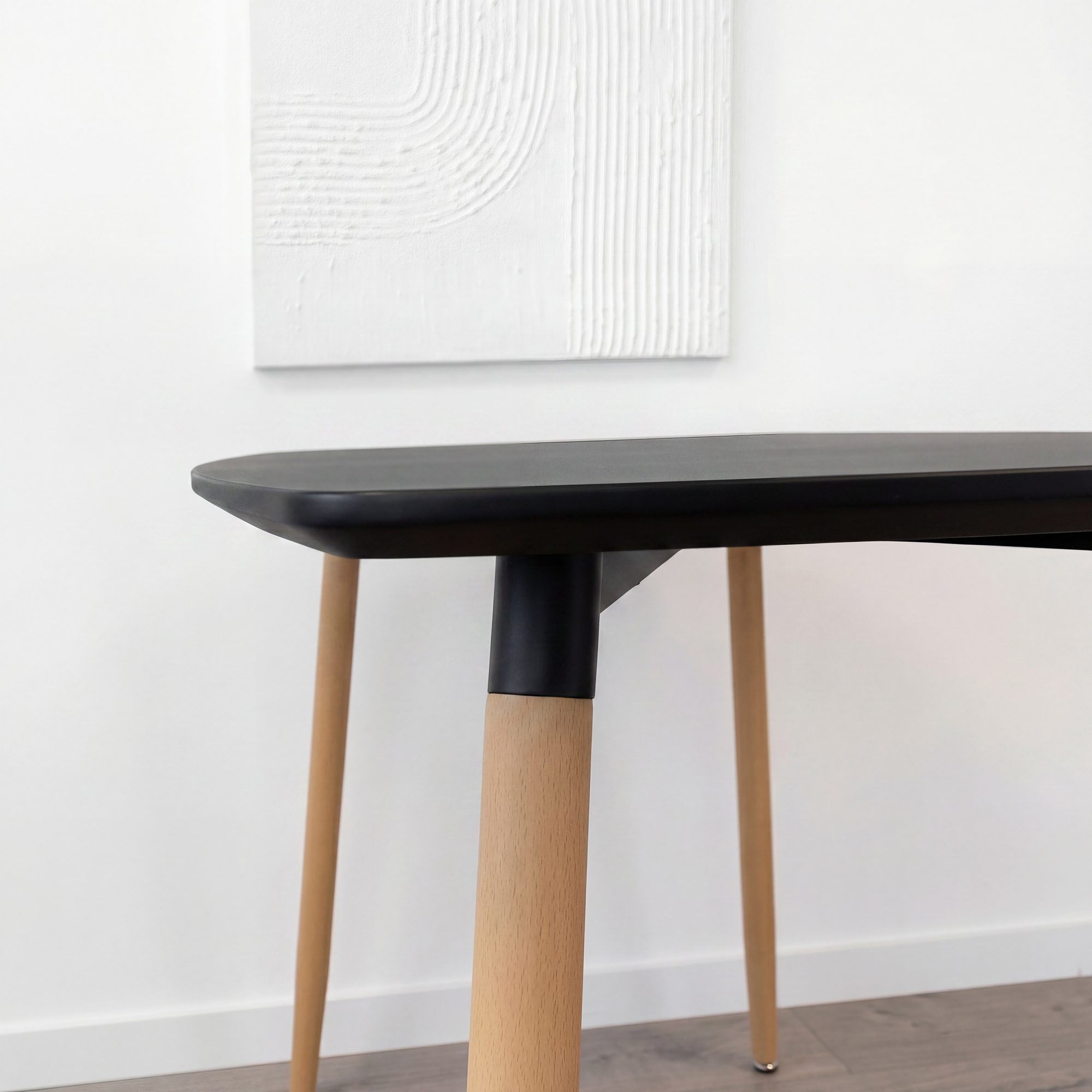 Esstisch Felicia Schwarz mit Metallbeine in Holzoptik, rutschfeste Füße, leichter Aufbau