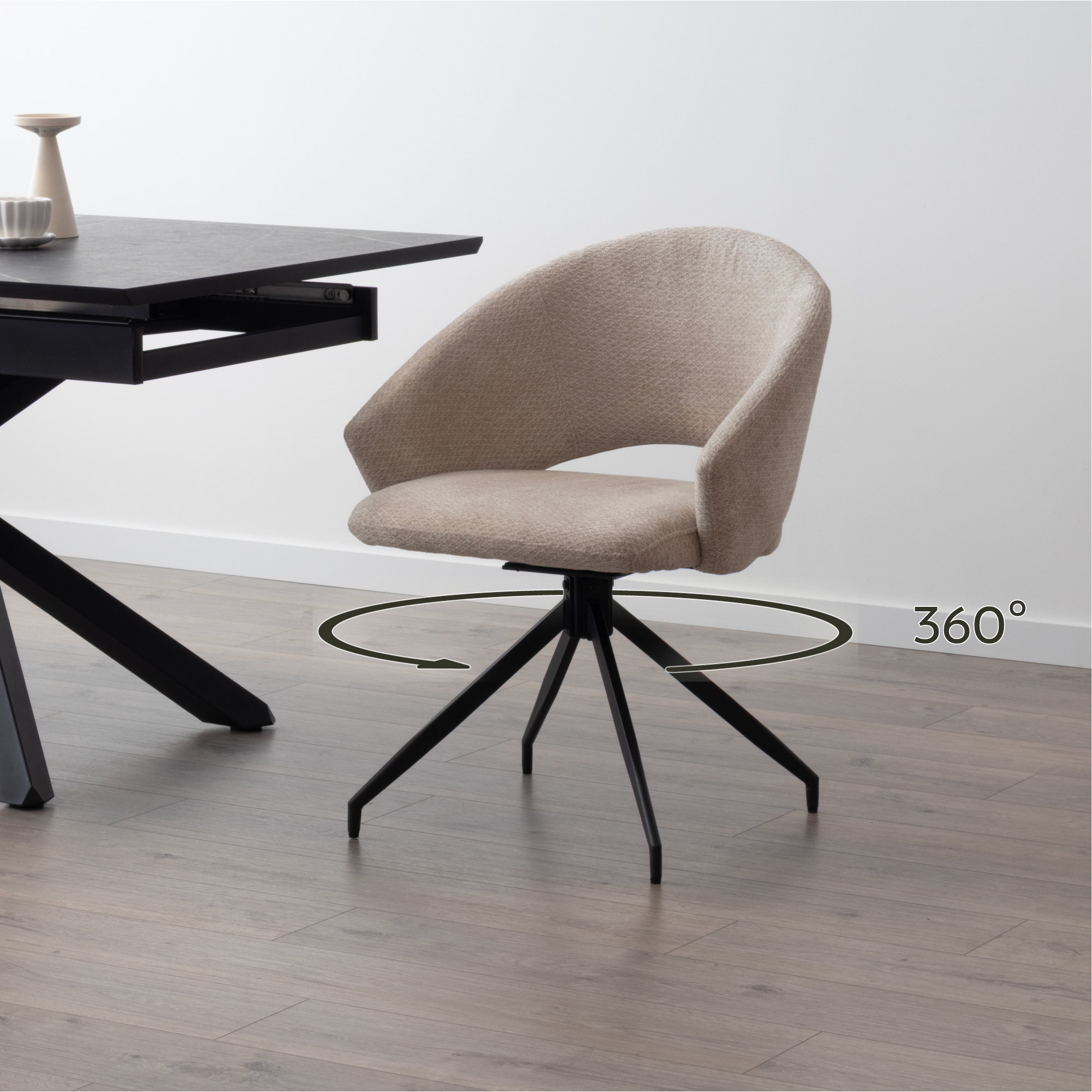 JANE – 2er-Set gepolsterte Esszimmerstühle mit 360° Drehfunktion, beigem Stoffbezug und schwarzem Metallgestell Esszimmer-Set JANE + TAYLOR | Ausziehbarer Tisch in schwarzer Marmoroptik mit 4 oder 6 drehbaren Polsterstühlen in Beige