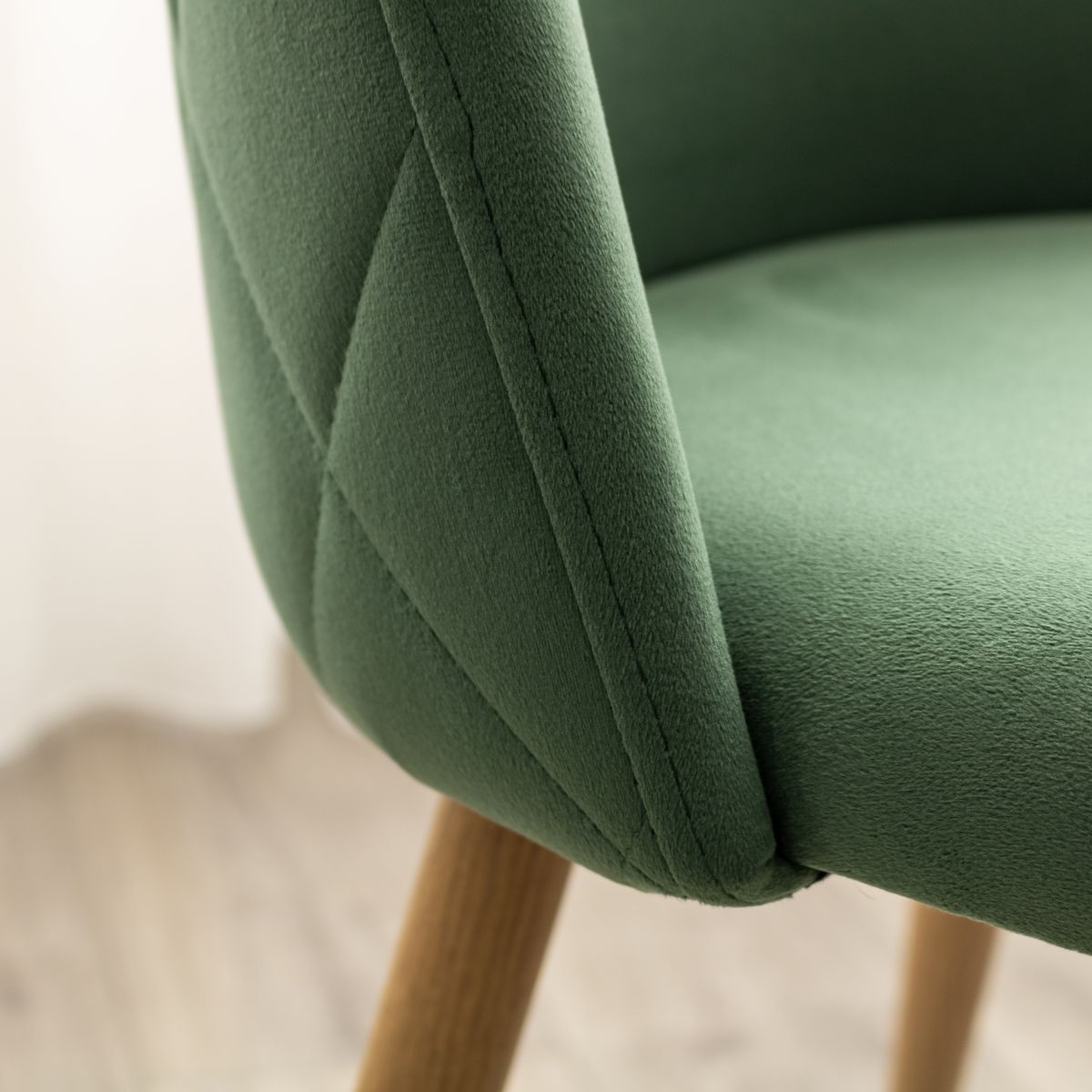 Esszimmerstuhl Wohnzimmerstuhl Bellamy Grün-Holz aus Samt Velour