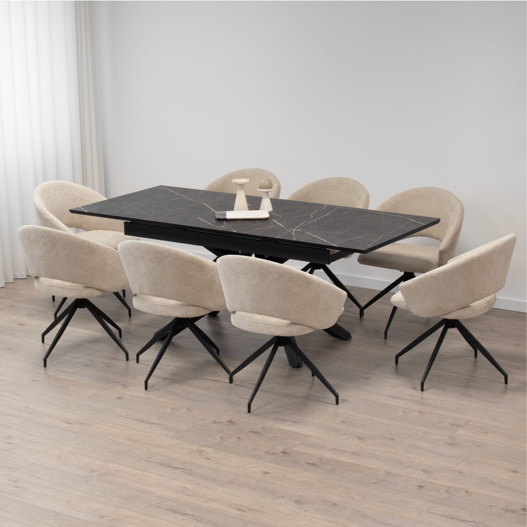 Esszimmer-Set JANE + TAYLOR | Ausziehbarer Tisch in schwarzer Marmoroptik mit 4 oder 6 drehbaren Polsterstühlen in Beige TAYLOR – Set JANE + | Ausziehbarer Tisch in schwarzer Marmoroptik mit 6 oder 8 drehbaren Polsterstühlen in Beige