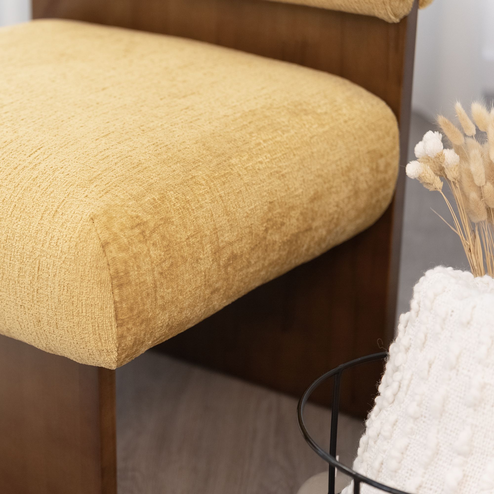 Skandinavischer Sessel Leah Senfgelb – Massivholz Birke, gemütlich & nachhaltig Skandinavischer Sessel Leah Senfgelb – Massivholz Birke, gemütlich & nachhaltig