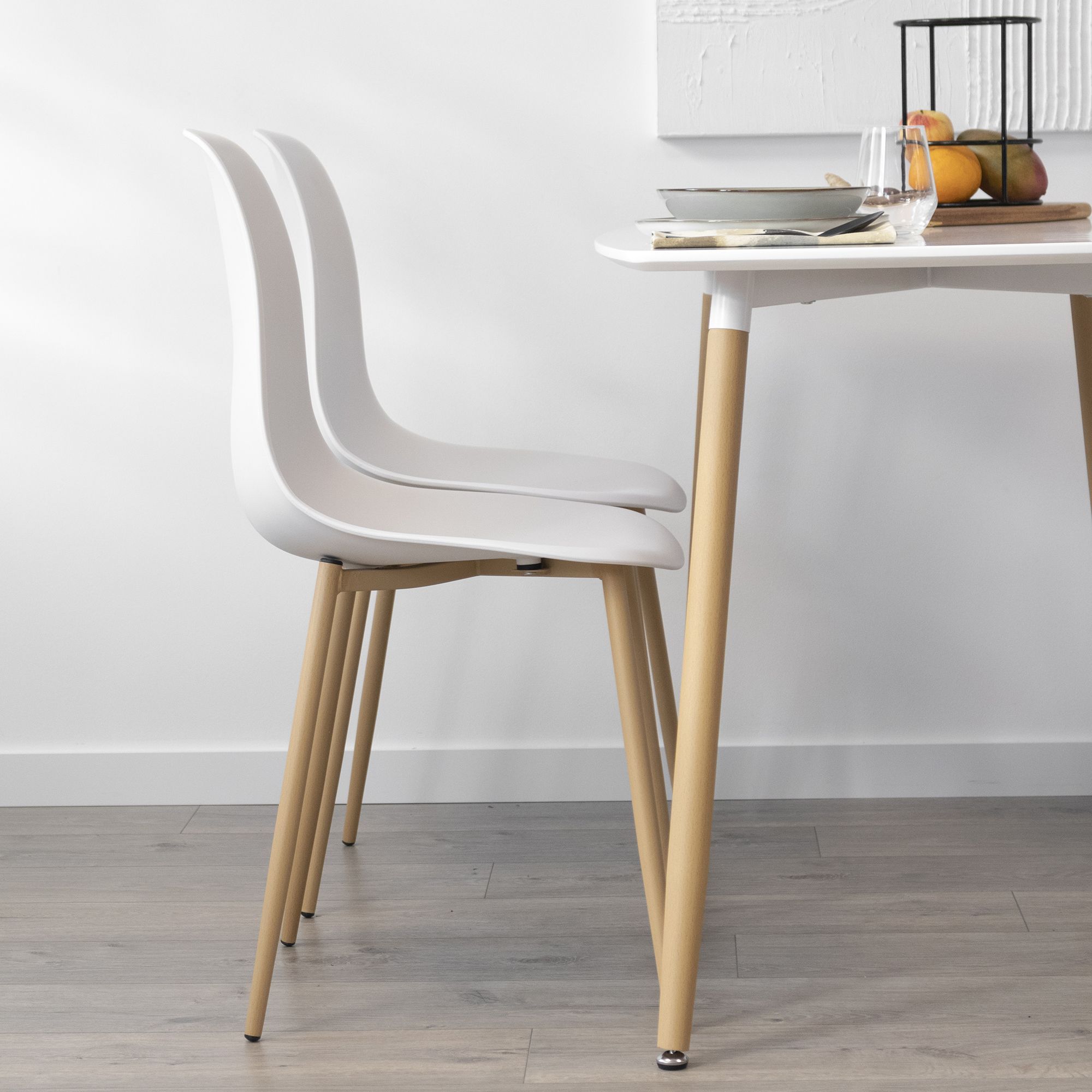 Esstisch Felicia mit Metallbeine in Holzoptik, rutschfeste Füße, leichter Aufbau