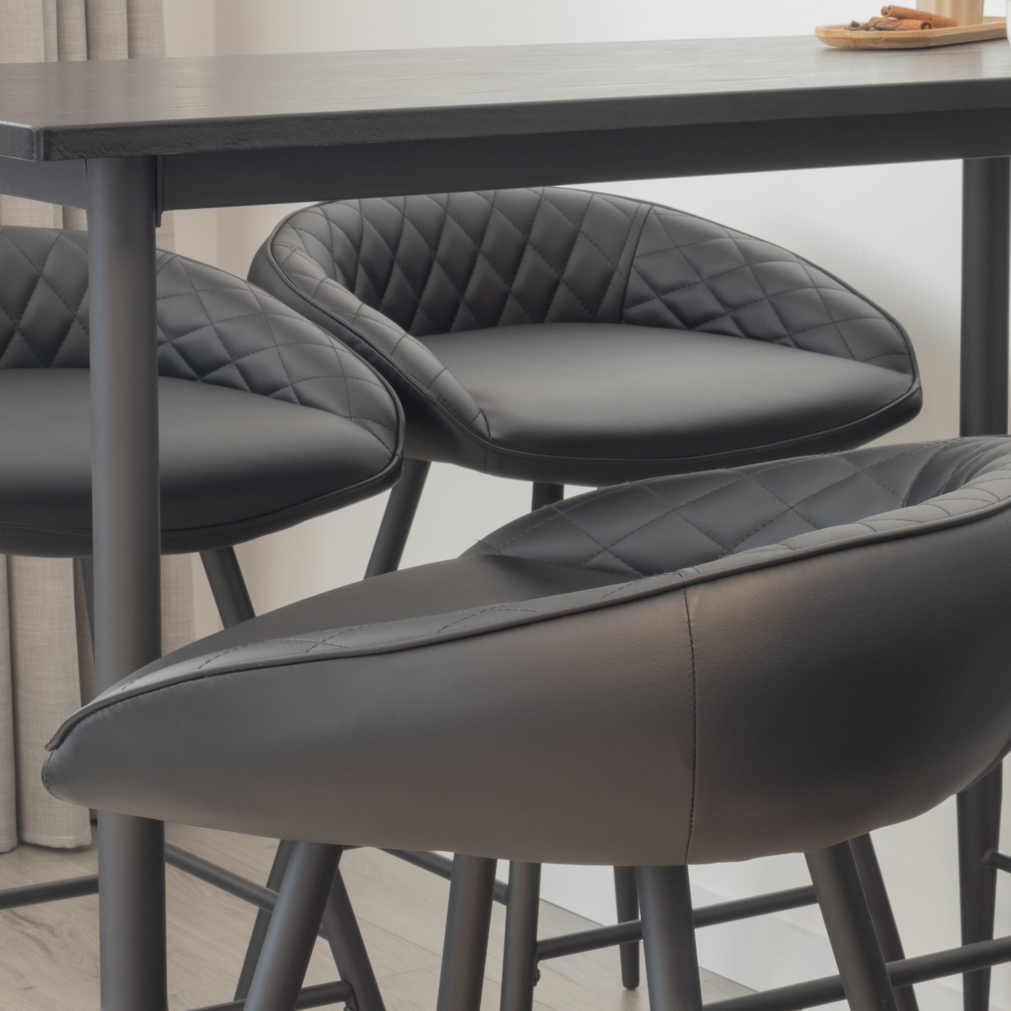 Set Tisch Edward + 4 Stühle Pollok in Schwarz mit edler Lederoptik