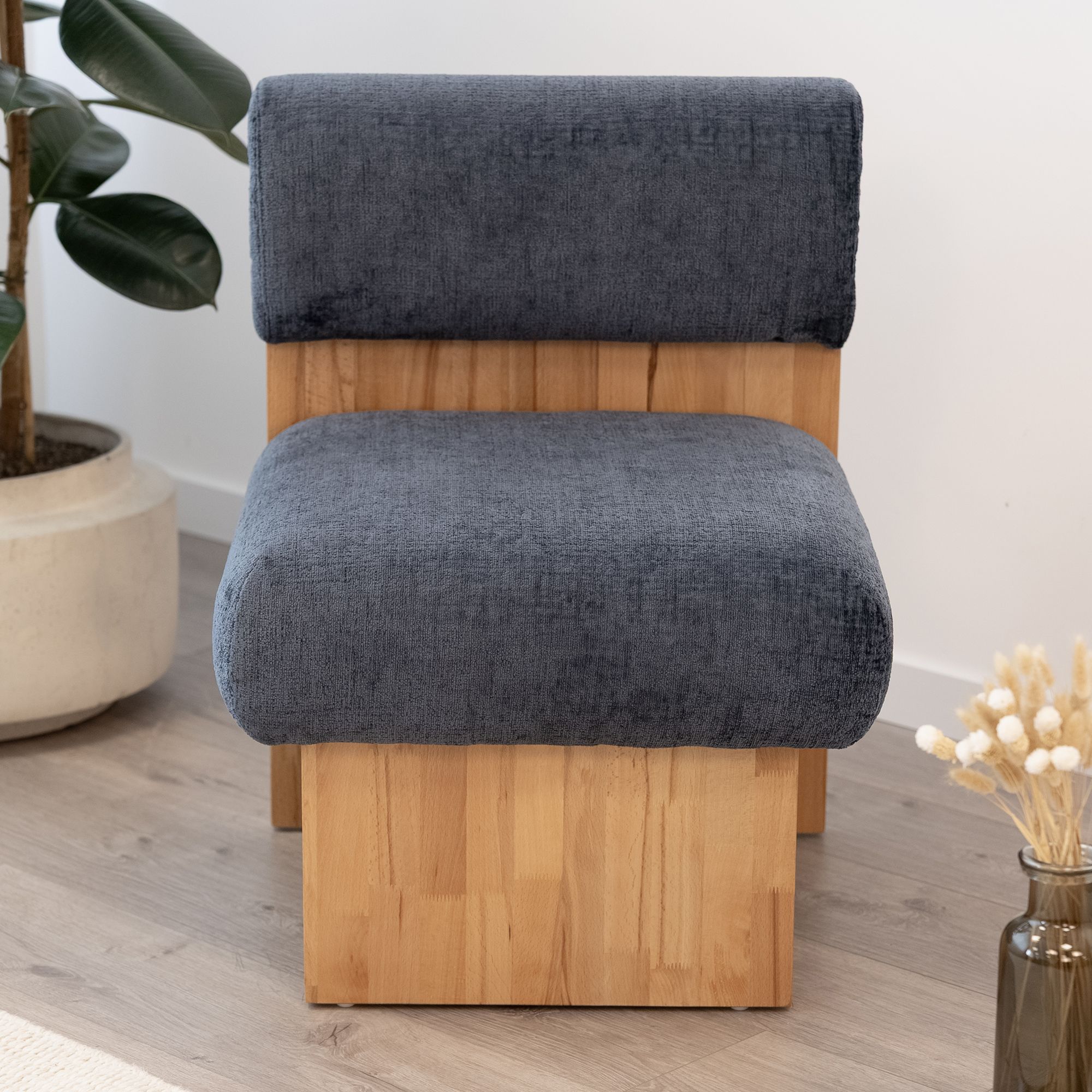 Skandinavischer Sessel Leah Stahlblau – Massivholz Birke, gemütlich & nachhaltig Skandinavischer Sessel Leah Stahlblau – Massivholz Birke, gemütlich & nachhaltig
