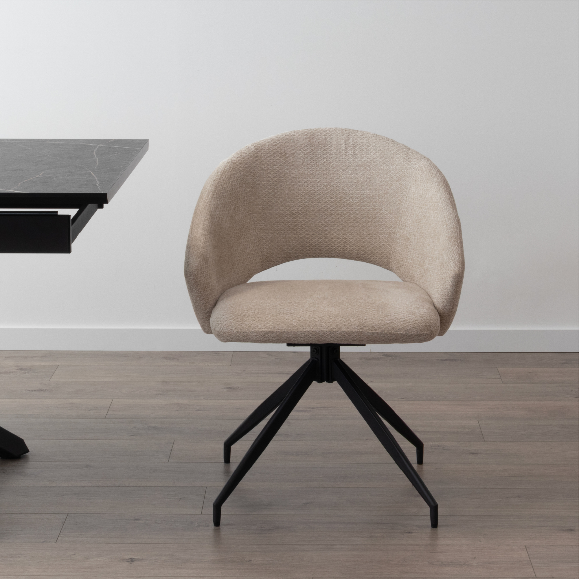 JANE – 2er-Set gepolsterte Esszimmerstühle mit 360° Drehfunktion, beigem Stoffbezug und schwarzem Metallgestell