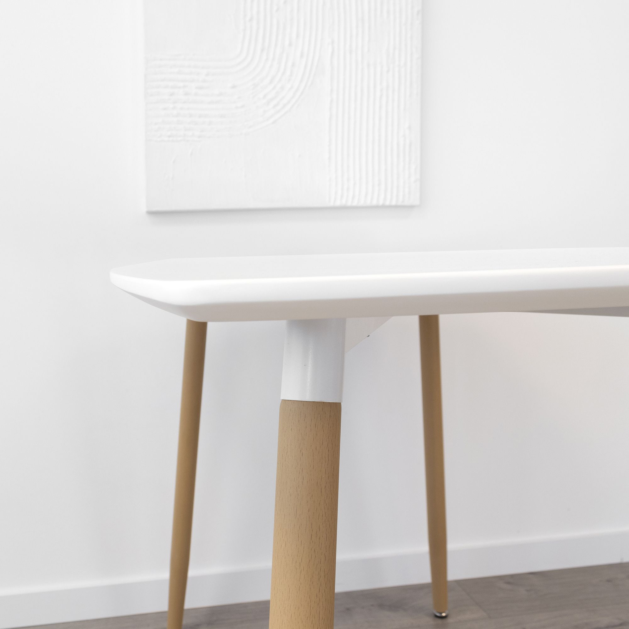 Esstisch Felicia mit Metallbeine in Holzoptik, rutschfeste Füße, leichter Aufbau