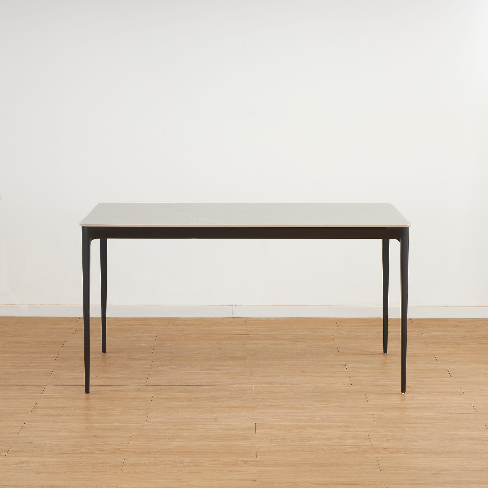 Esstisch RUTH aus gesinterter Keramik in Steinoptik und schwarzes Aluminiumgestell Esstisch RUTH aus gesinterter Keramik in Steinoptik und schwarzes Aluminiumgestell