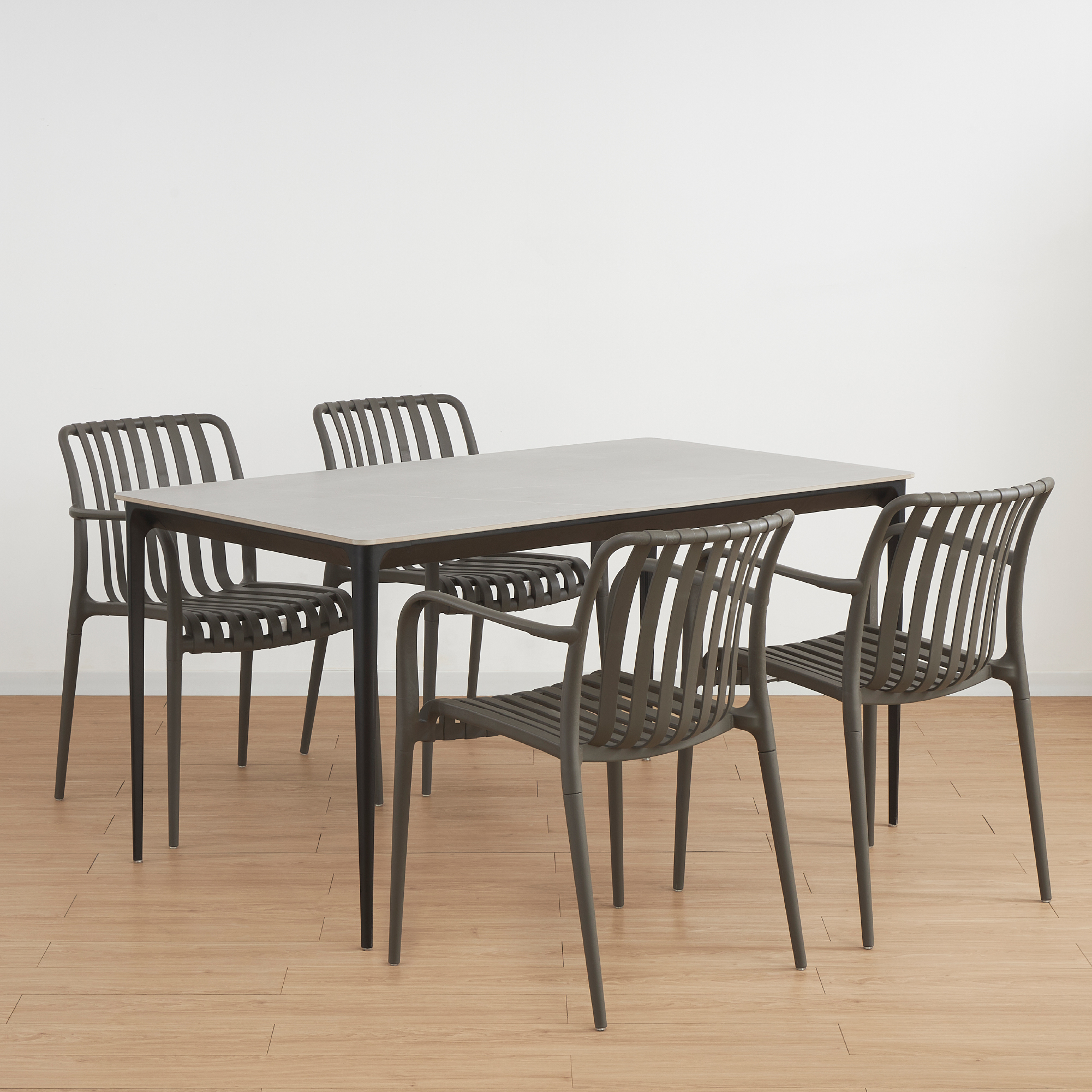 Set Ruth + Wendy | Essgruppe mit Tisch und Stühlen für Innen- und Außenbereiche Set Ruth + Wendy | Essgruppe mit Tisch und Stühlen für Innen- und Außenbereiche