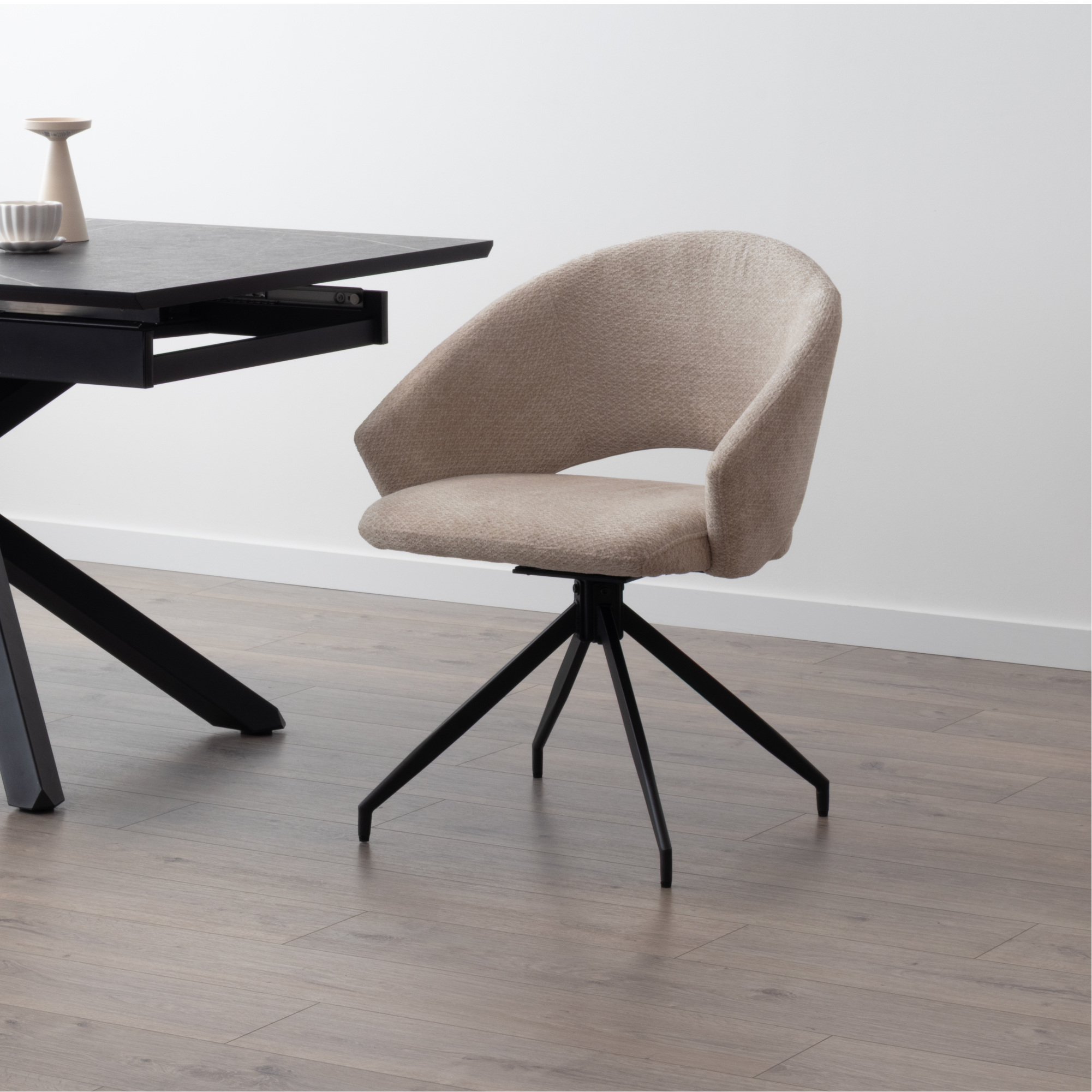 JANE – 2er-Set gepolsterte Esszimmerstühle mit 360° Drehfunktion, beigem Stoffbezug und schwarzem Metallgestell Esszimmer-Set JANE + TAYLOR | Ausziehbarer Tisch in schwarzer Marmoroptik mit 4 oder 6 drehbaren Polsterstühlen in Beige